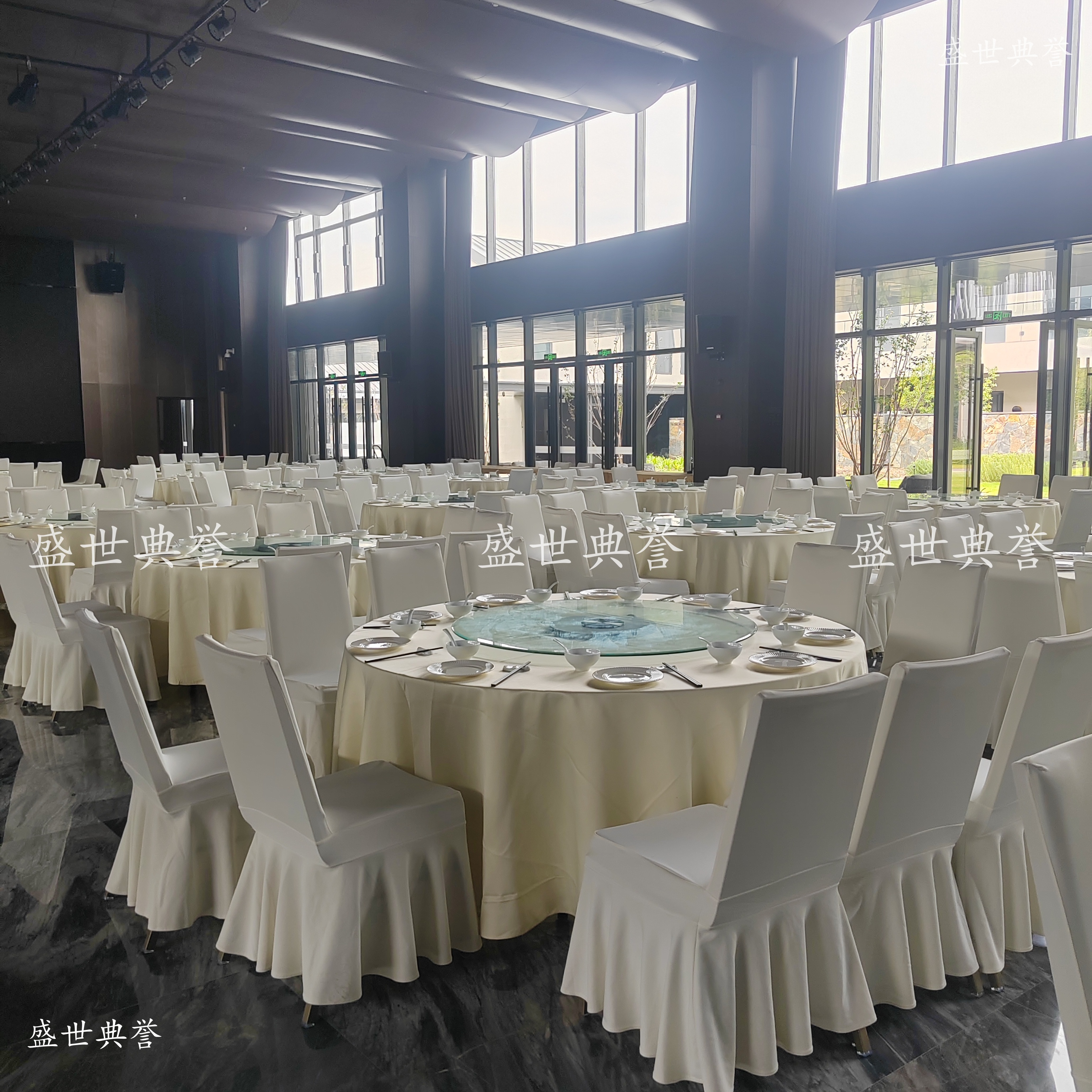 昆明五星级酒店宴会厅餐桌椅度假酒店婚宴铝合金椅多功能厅会议椅