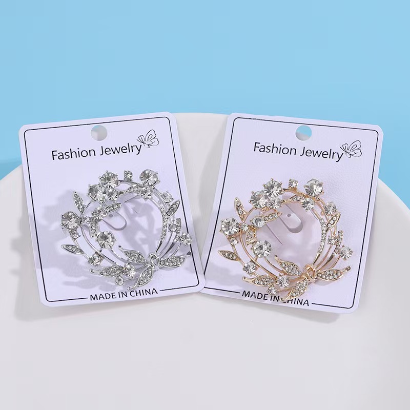 Wholesale rhinestone wreath brooches, sweet girl accessories, trendy Japanese and Korean style, simple and niche design accessories, pins Application Scenario