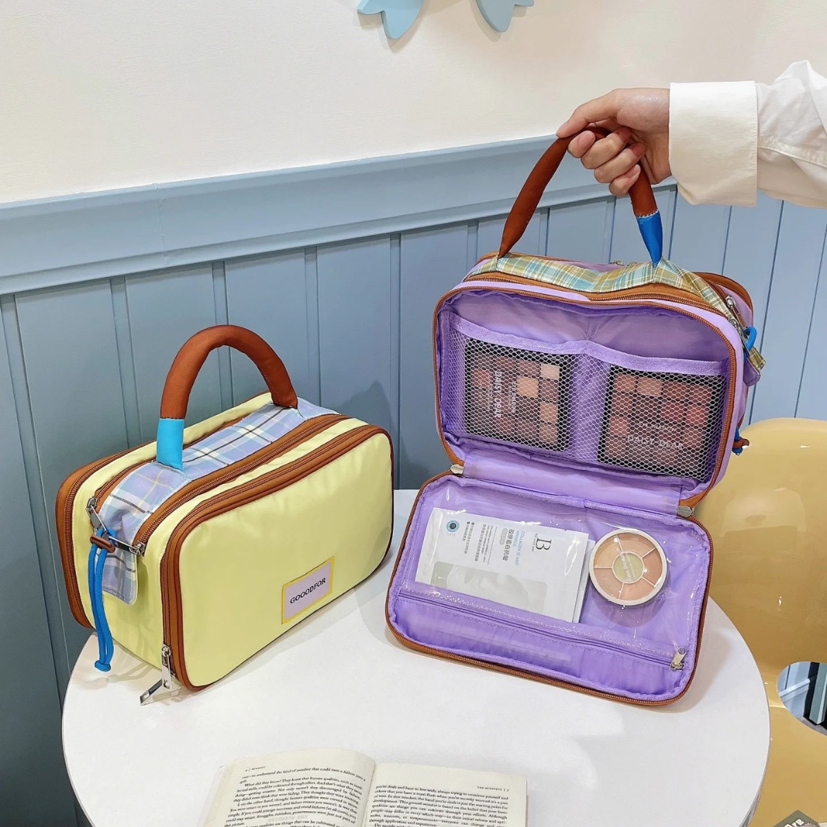 Adiva's new dopamine color-blocking hand-held makeup bag, women's large-capacity portable travel toiletry bag, layered storage bag, toiletry bag Application Scenario