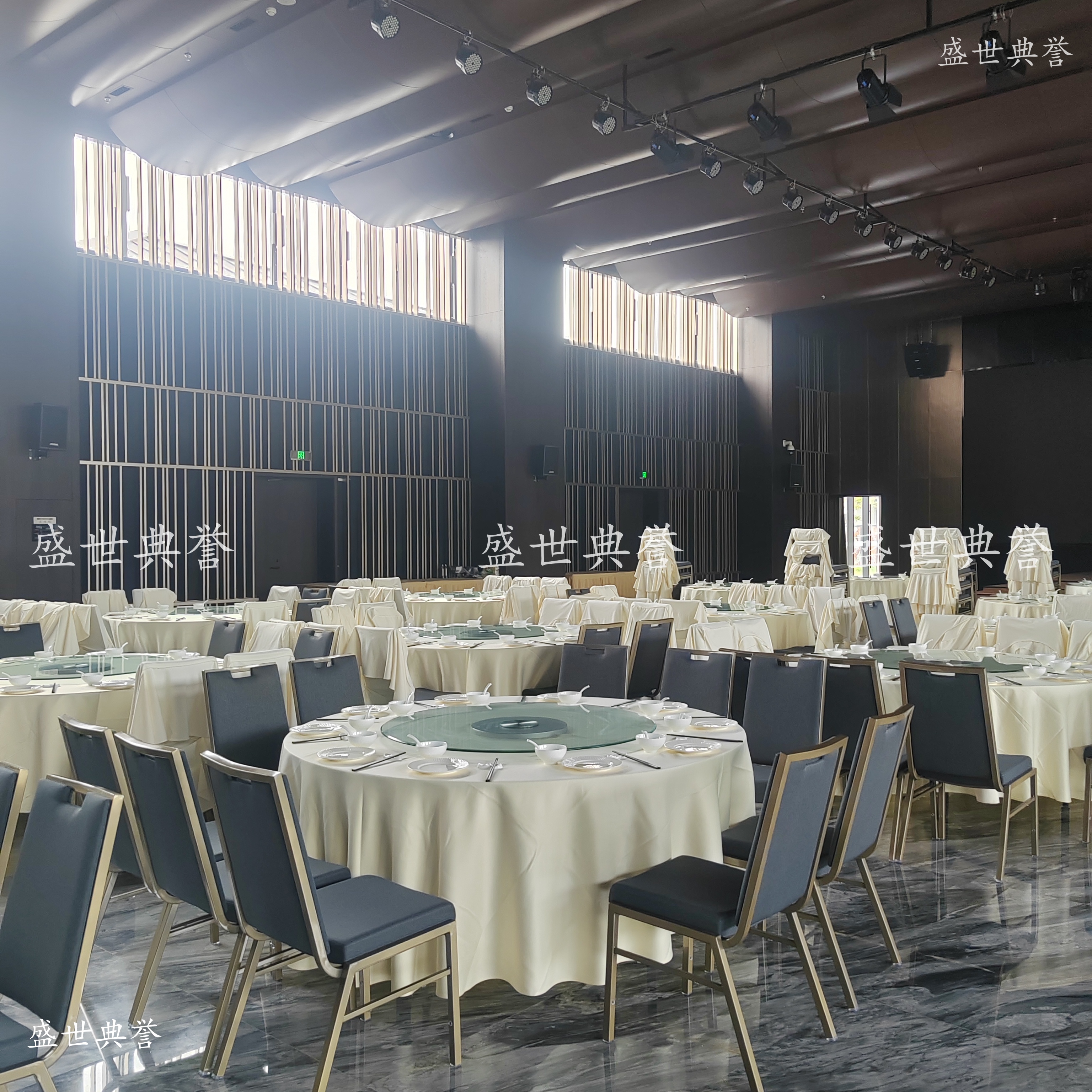 Beijing manufacturer's direct sales of hotel banquet tables and chairs, hotel multi-functional hall conference chairs, high-end wedding banquet aluminum alloy dining chairs Item Picture