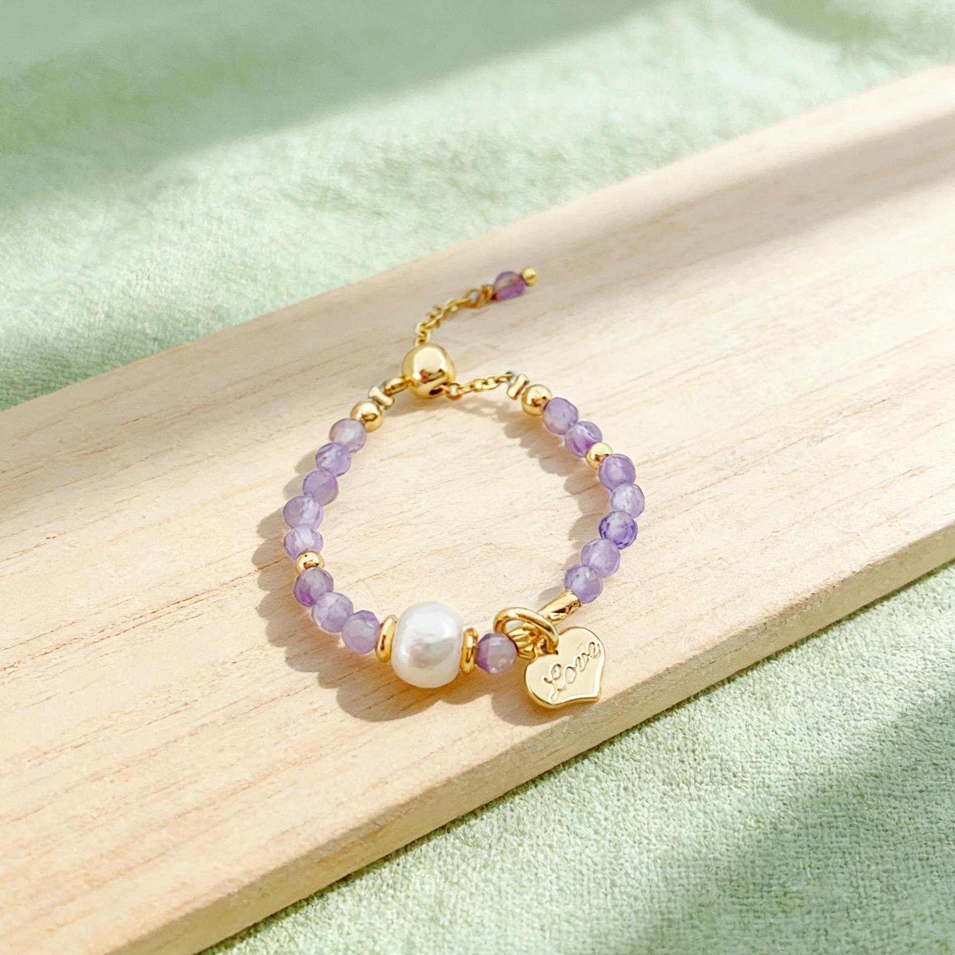 The freshwater pearl ring features a fashionable and sweet style with a unique and trendy decoration. It is suitable for daily wear