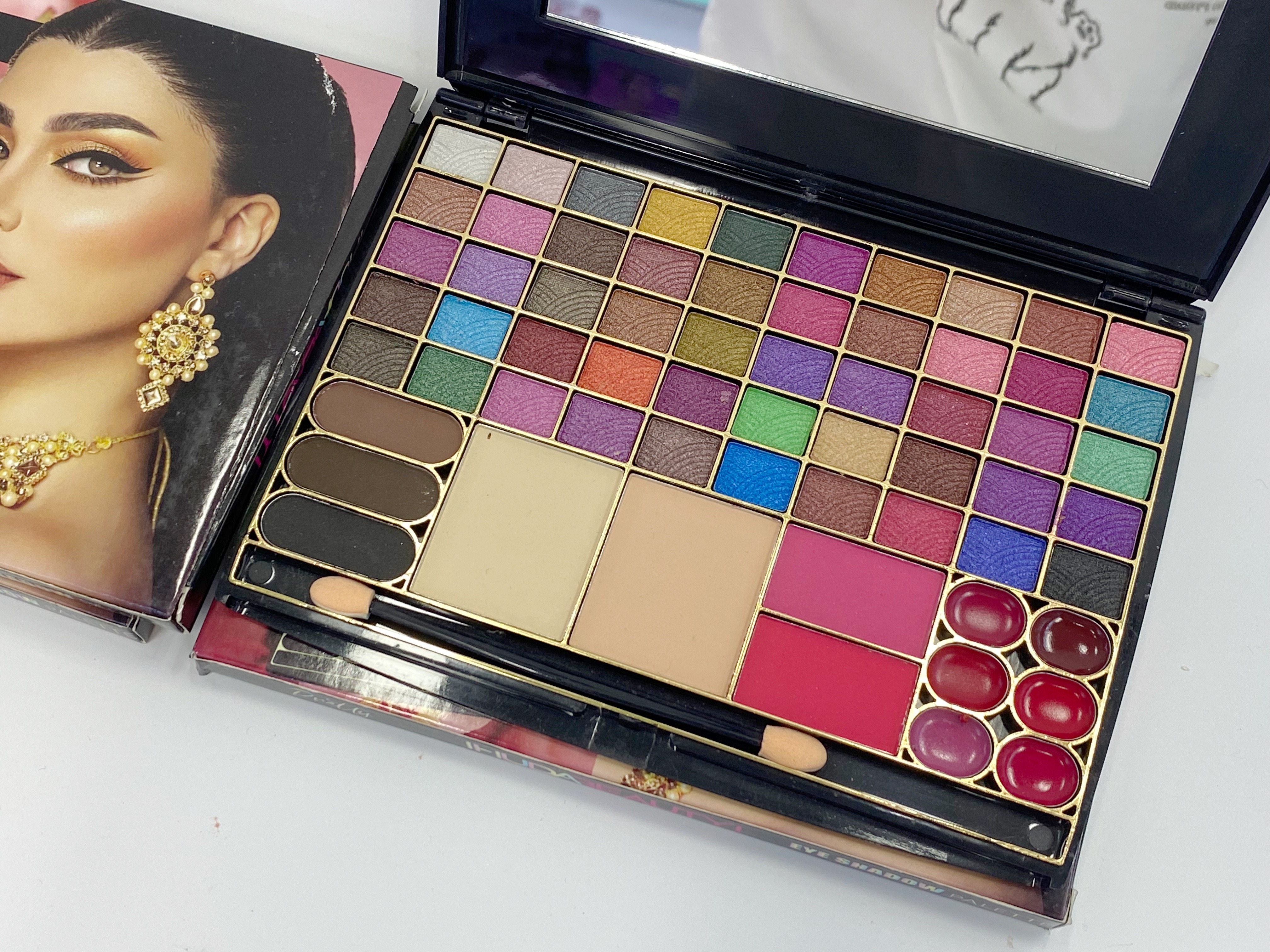 Cross-border eyeshadow IHUDABEAUTYI 63-color eyeshadow powder box, fine powder quality, professional makeup export Application Scenario