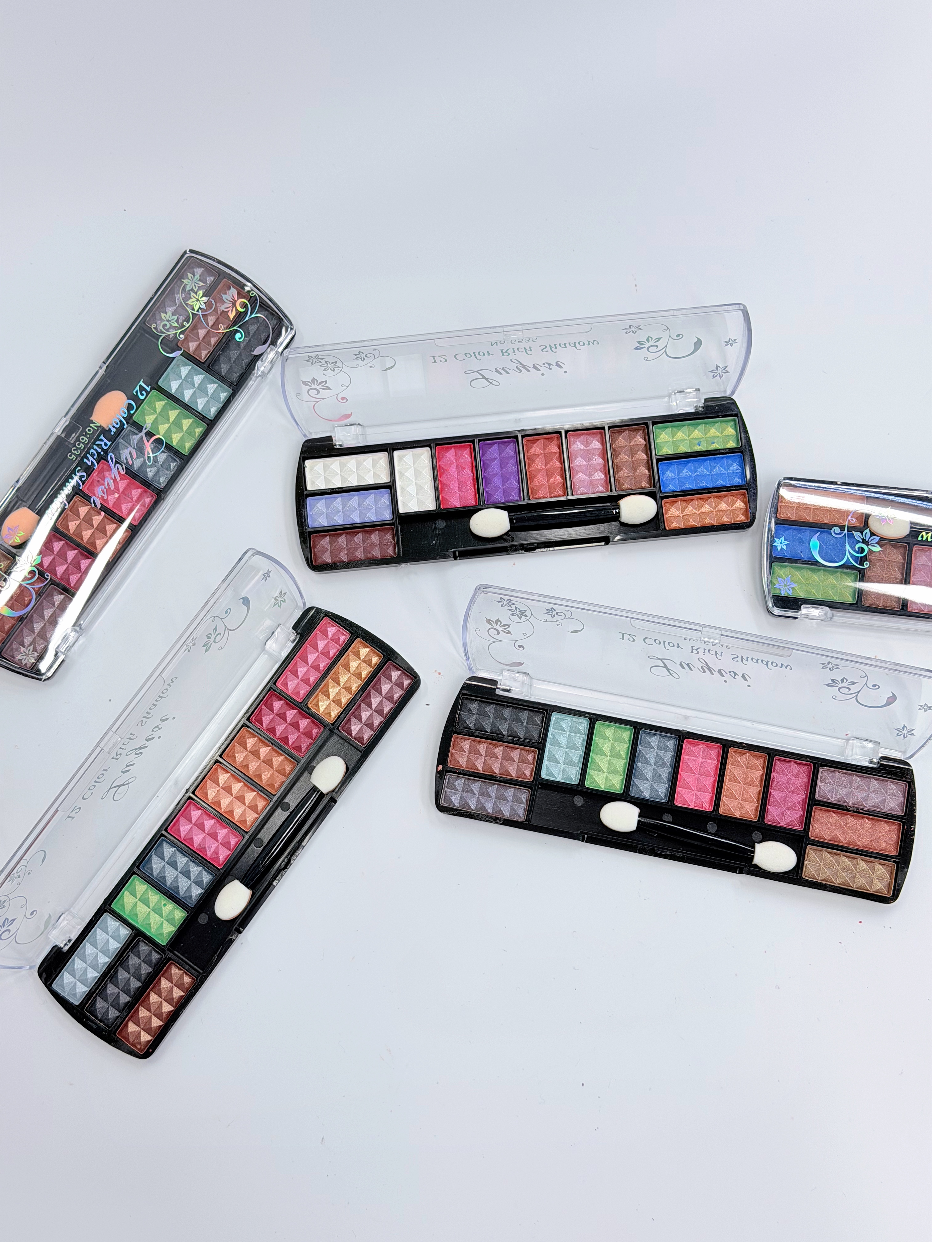 The 12-color cross-border eyeshadow palette has a fine powder texture Specification drawing