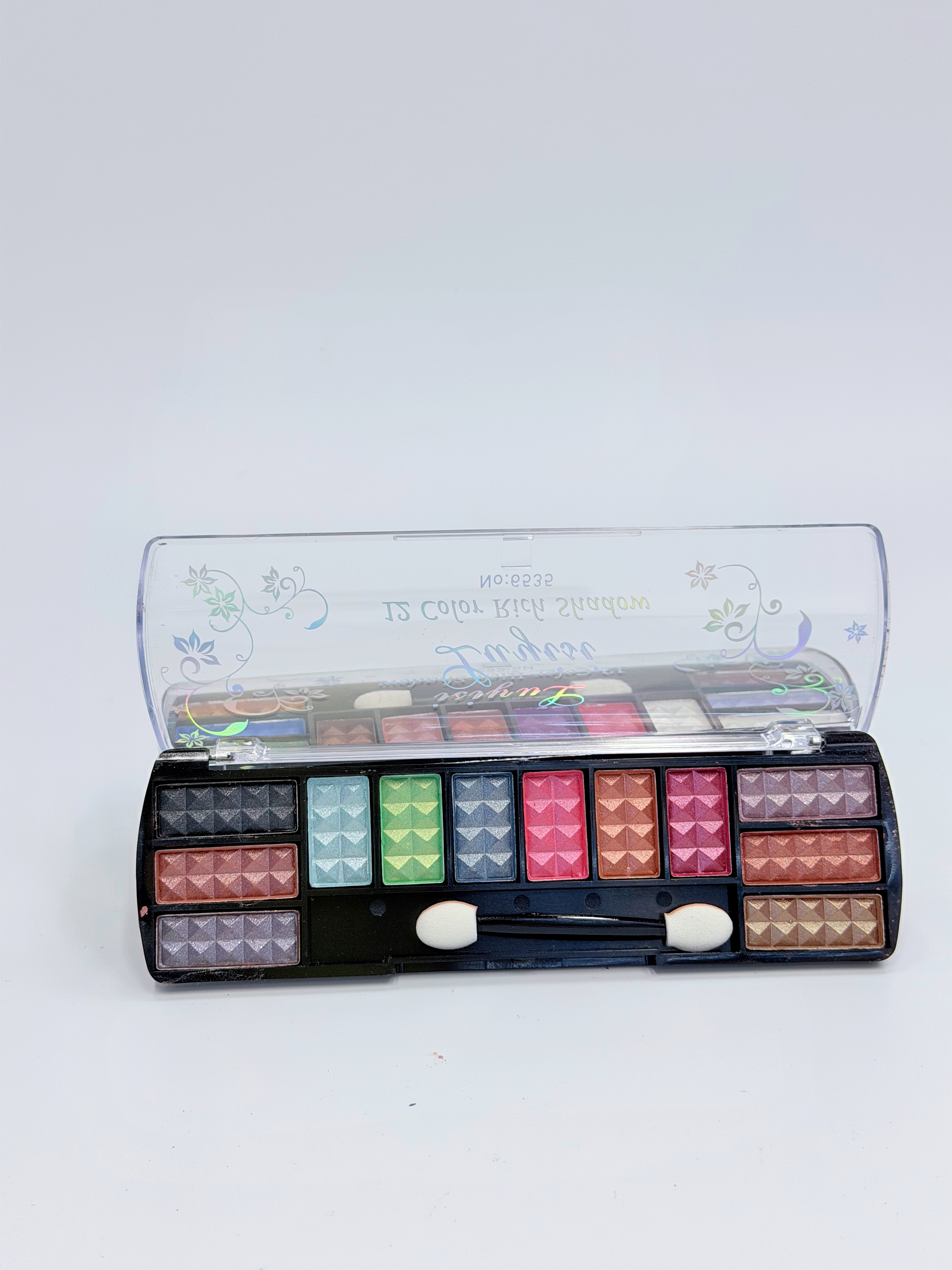 The 12-color cross-border eyeshadow palette has a fine powder texture Item Picture