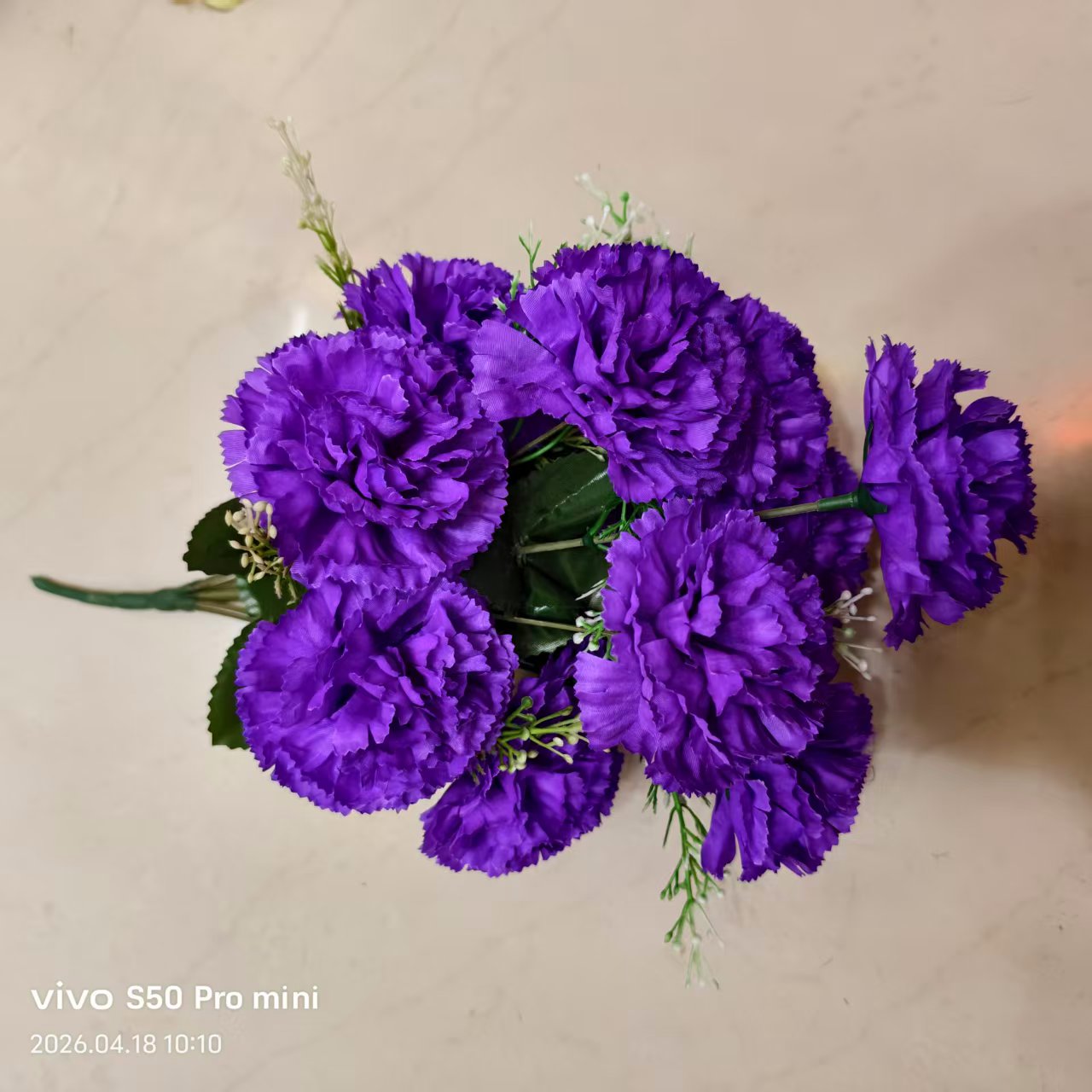 Artificial flowers, decorative flowers, plastic flowers, artificial flowers, handcrafted flowers, materials for home decor, plastic flowers, 12-head artificial lilacs, carnations, silk flowers, plastic flowers, artificial flowers, DIY handcrafted flowers, artificial flowers, shooting props Item Picture