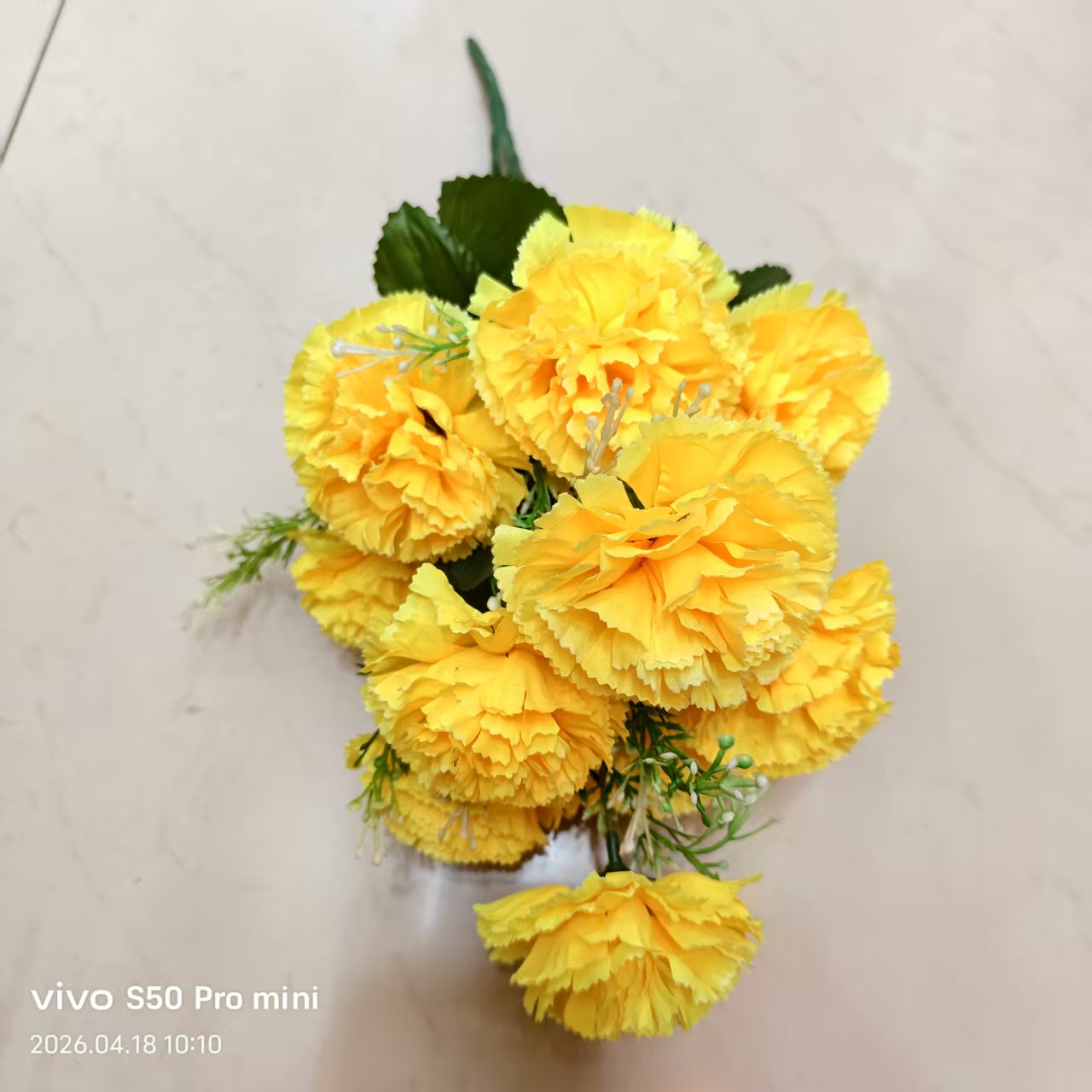 Artificial flowers, decorative flowers, plastic flowers, artificial flowers, handcrafted flowers, materials for home decor, plastic flowers, 12-head artificial lilacs, carnations, silk flowers, plastic flowers, artificial flowers, DIY handcrafted flowers, artificial flowers, shooting props Application Scenario