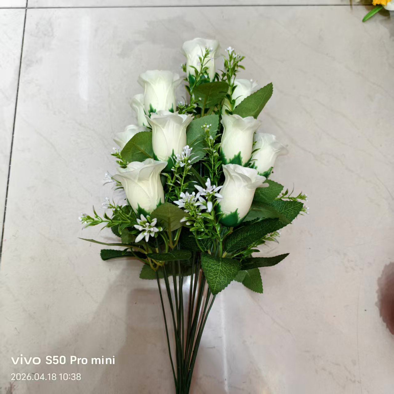 Factory direct sales of 18-head artificial rose bouquets, plastic flowers, artificial flowers, silk flowers, artificial flowers, wedding indoor and outdoor DIY decorative flowers, shooting props Item Picture