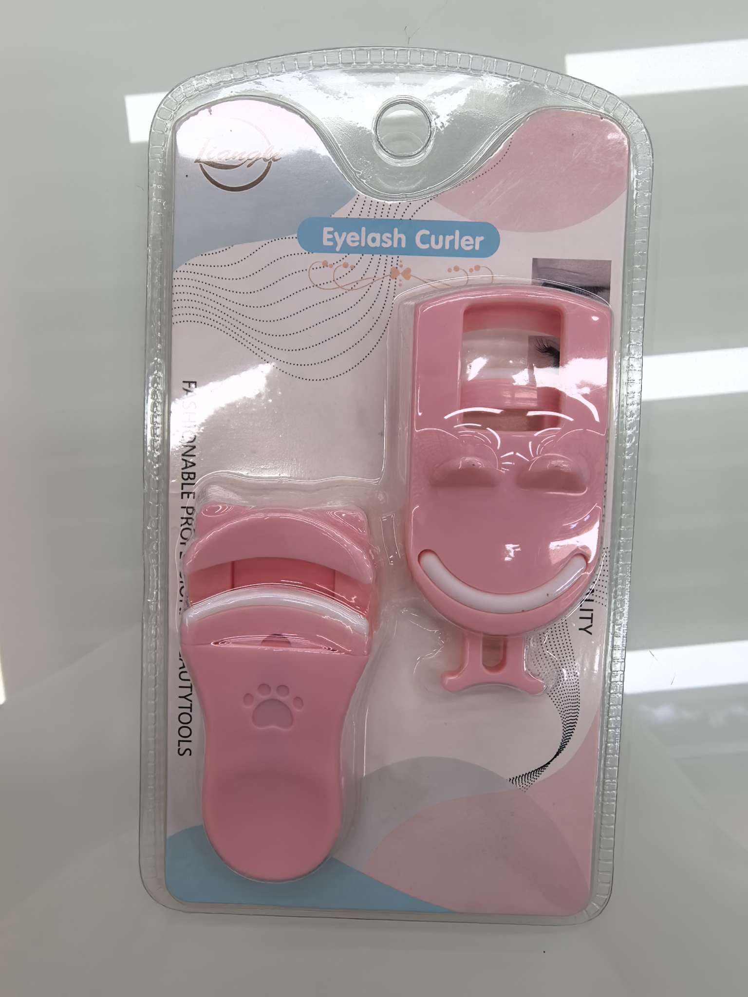 The new curling eyelash curler from the manufacturer features long-lasting curling and shaping eyelashes, as well as a local eyelash curler made of plastic Specification image