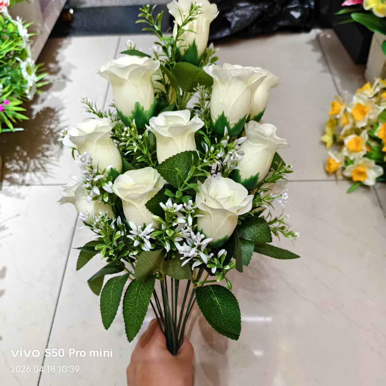 Factory direct sales of 18-head artificial rose bouquets, plastic flowers, artificial flowers, silk flowers, artificial flowers, wedding indoor and outdoor DIY decorative flowers, shooting props Application Scenario