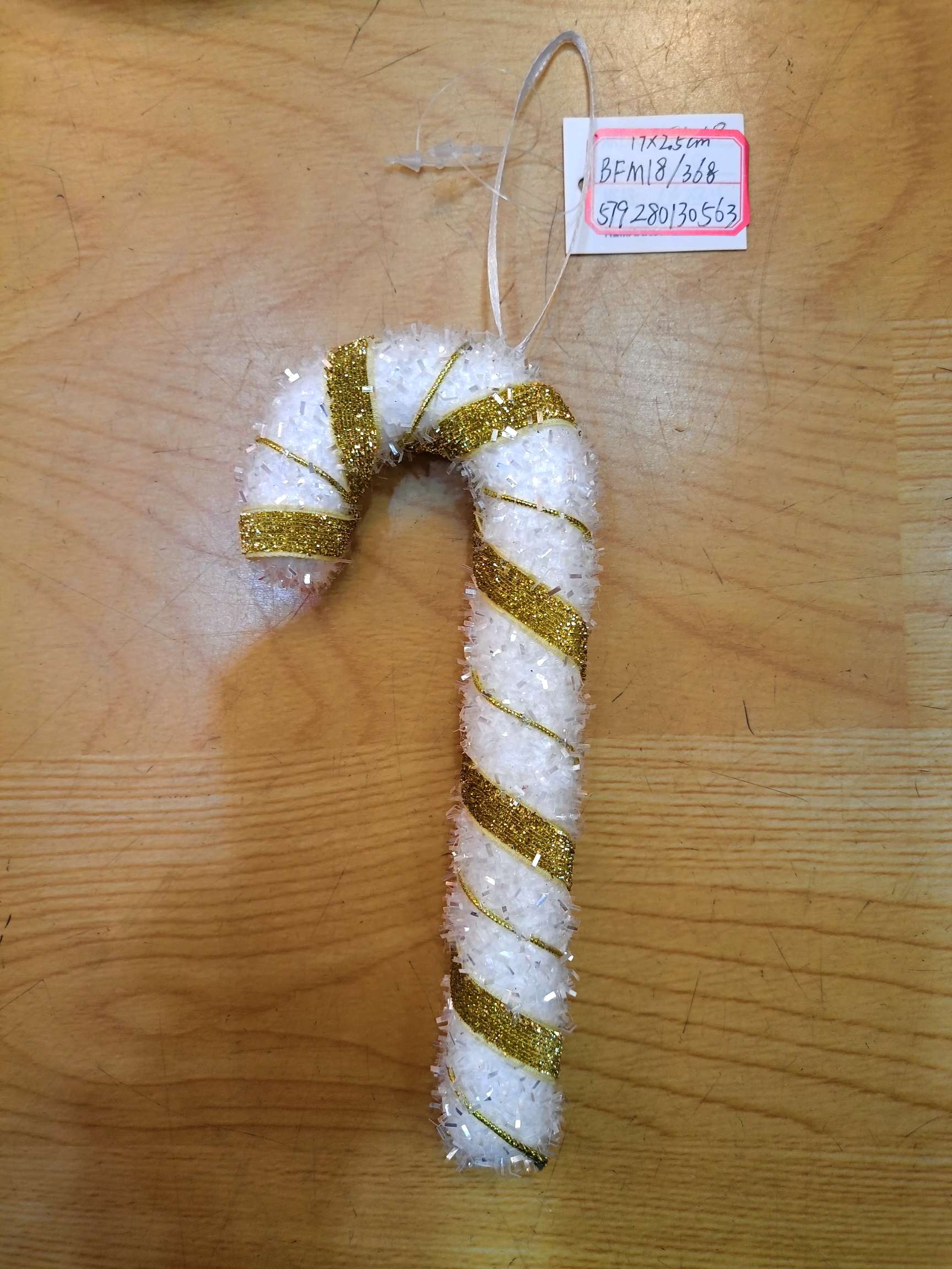 Christmas supplies: Christmas hats, Christmas wreaths, Christmas snowflakes, Christmas accessories, processing with supplied materials
