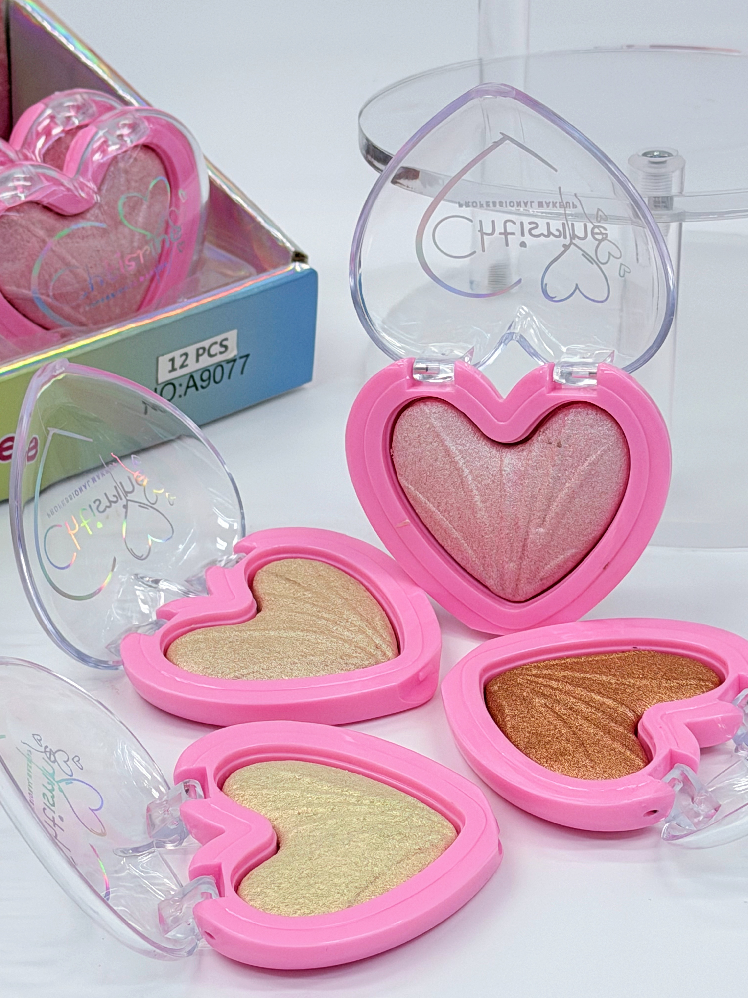 Cross-border eyeshadow LUYISI four-color heart-shaped baking powder, high-gloss powder, fine texture, professional makeup export Item Picture
