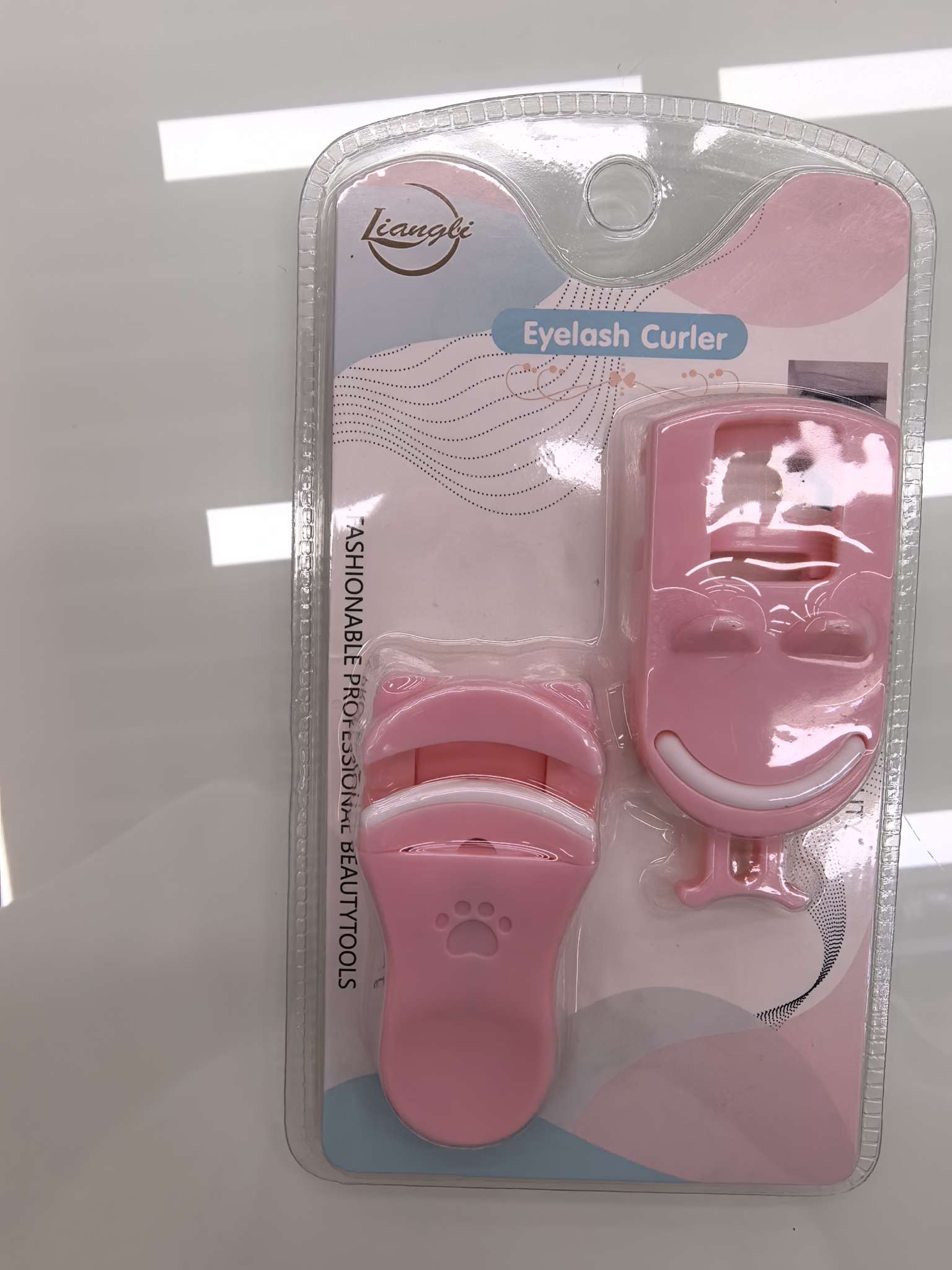 The new curling eyelash curler from the manufacturer features long-lasting curling and shaping eyelashes, as well as a local eyelash curler made of plastic Application Scenario