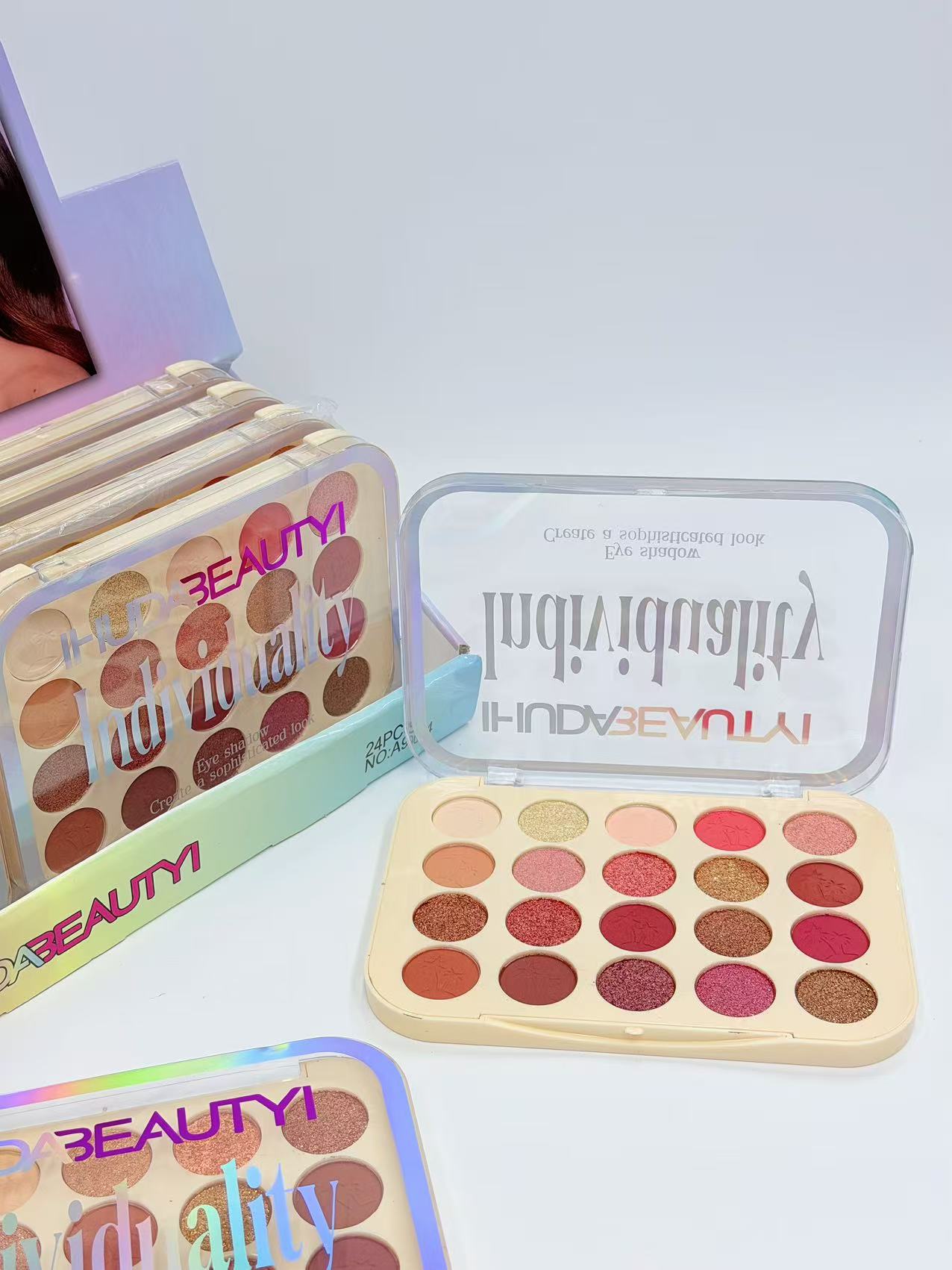 Cross-border eyeshadow IHUDABEAUTYI earth tone Eyeshadow 20-color eyeshadow powder box, fine powder quality, professional makeup export Application Scenario