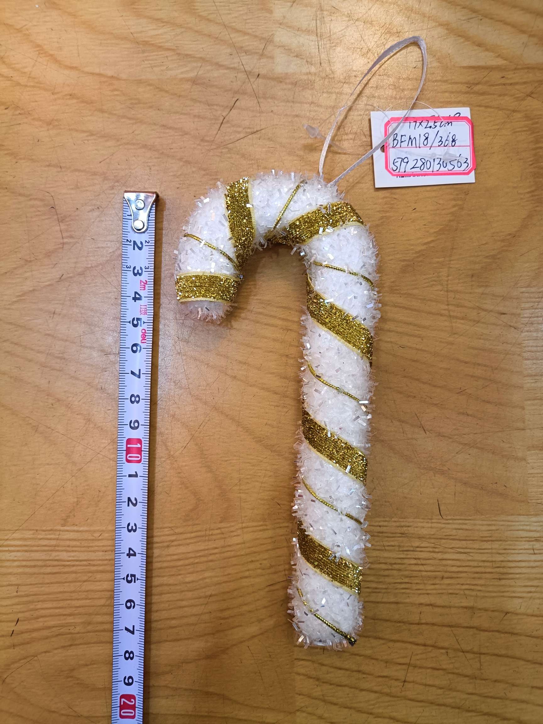Christmas supplies: Christmas hats, Christmas wreaths, Christmas snowflakes, Christmas accessories, processing with supplied materials details Picture