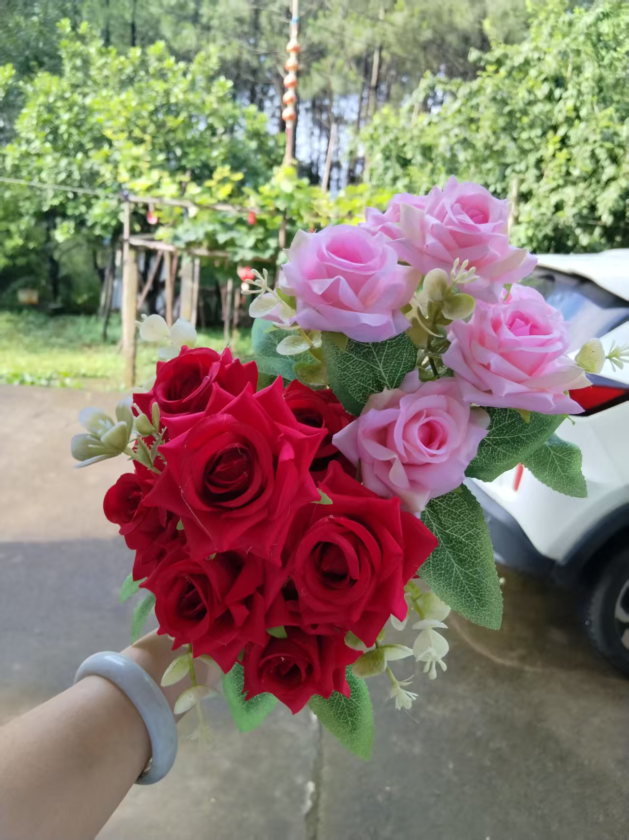 Direct sales from the manufacturer of artificial rose bouquets, 7-head small rolled-edge wrapped roses, plastic flowers, artificial flowers, silk flowers, artificial flowers, wedding indoor and outdoor DIY decorative flowers, shooting props, in stock and available for replenishment Application Scenario