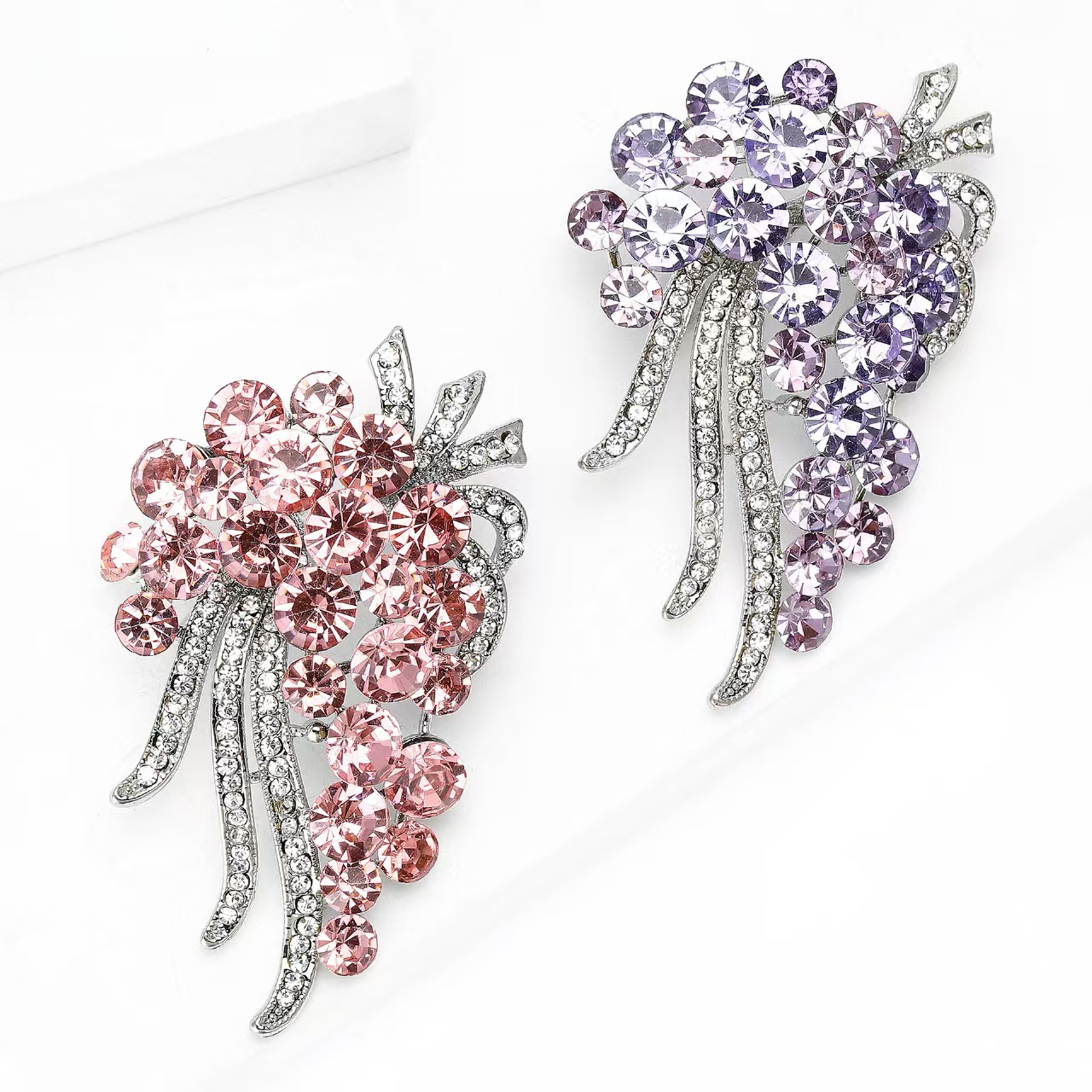 The new Korean-style exquisite rhinestone brooch is a fashionable, elegant and high-end brooch accessory for ladies