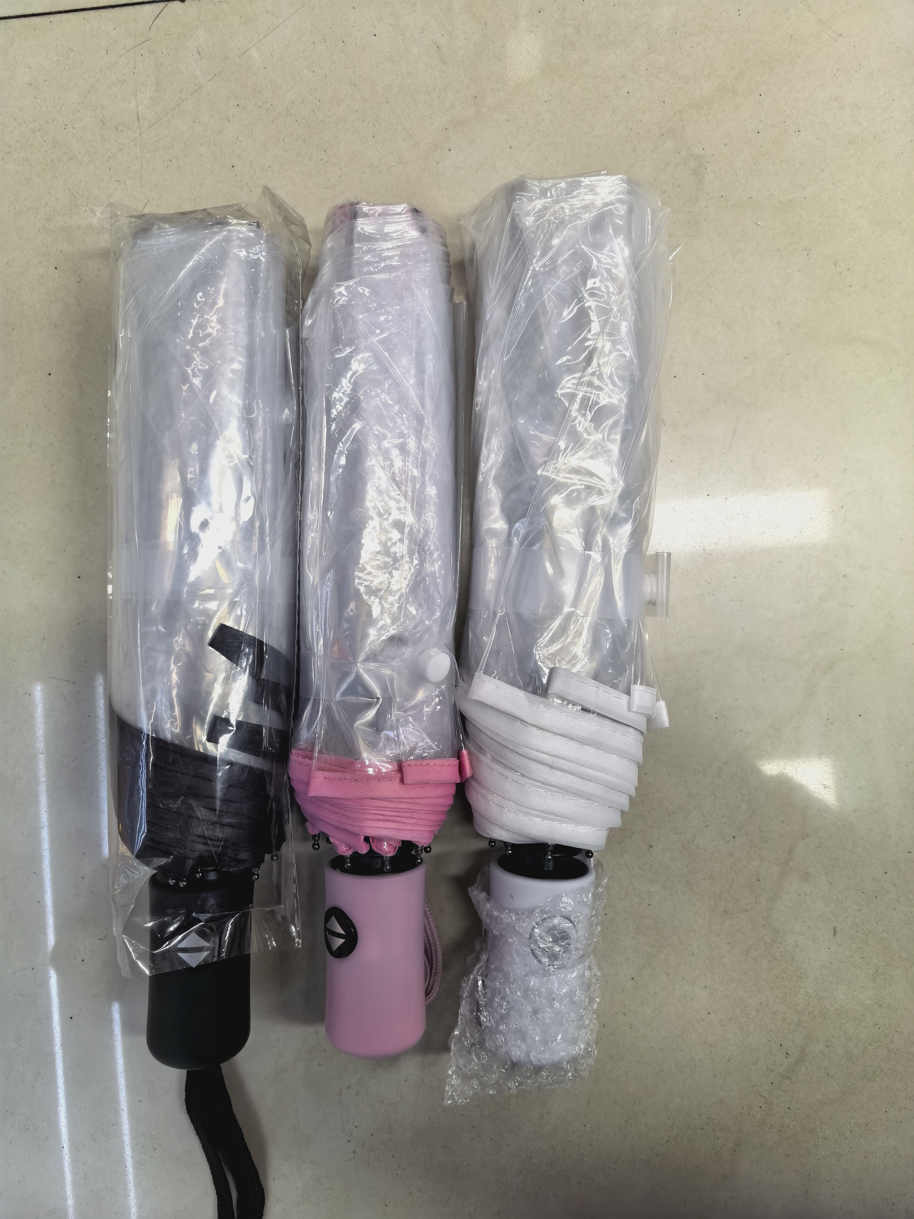 The transparent umbrella is self-opening and self-closing with three folds. It is transparent without pinholes and does not leak detail image 3