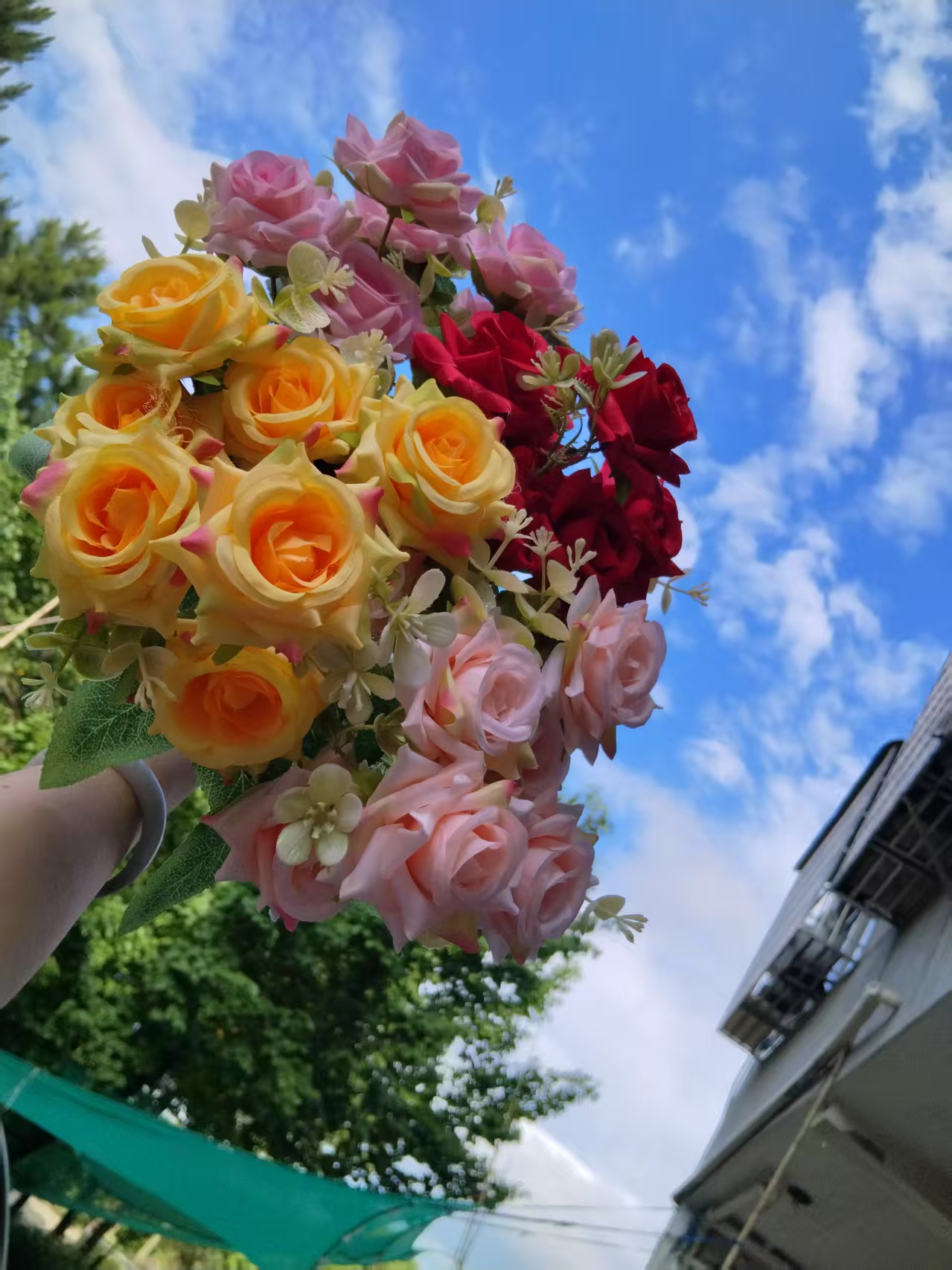 仿真玫瑰花束厂家直销7头小卷边包裹玫瑰塑料花假花绢花人造花婚庆室内外DIY装饰花拍摄道具现货补柜