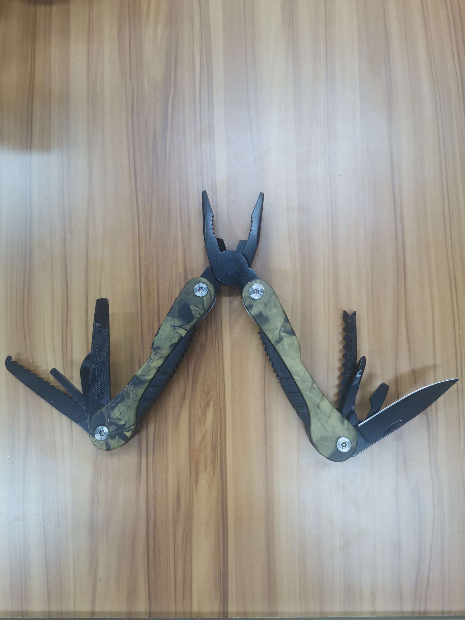 迷彩披复多用钳枫叶