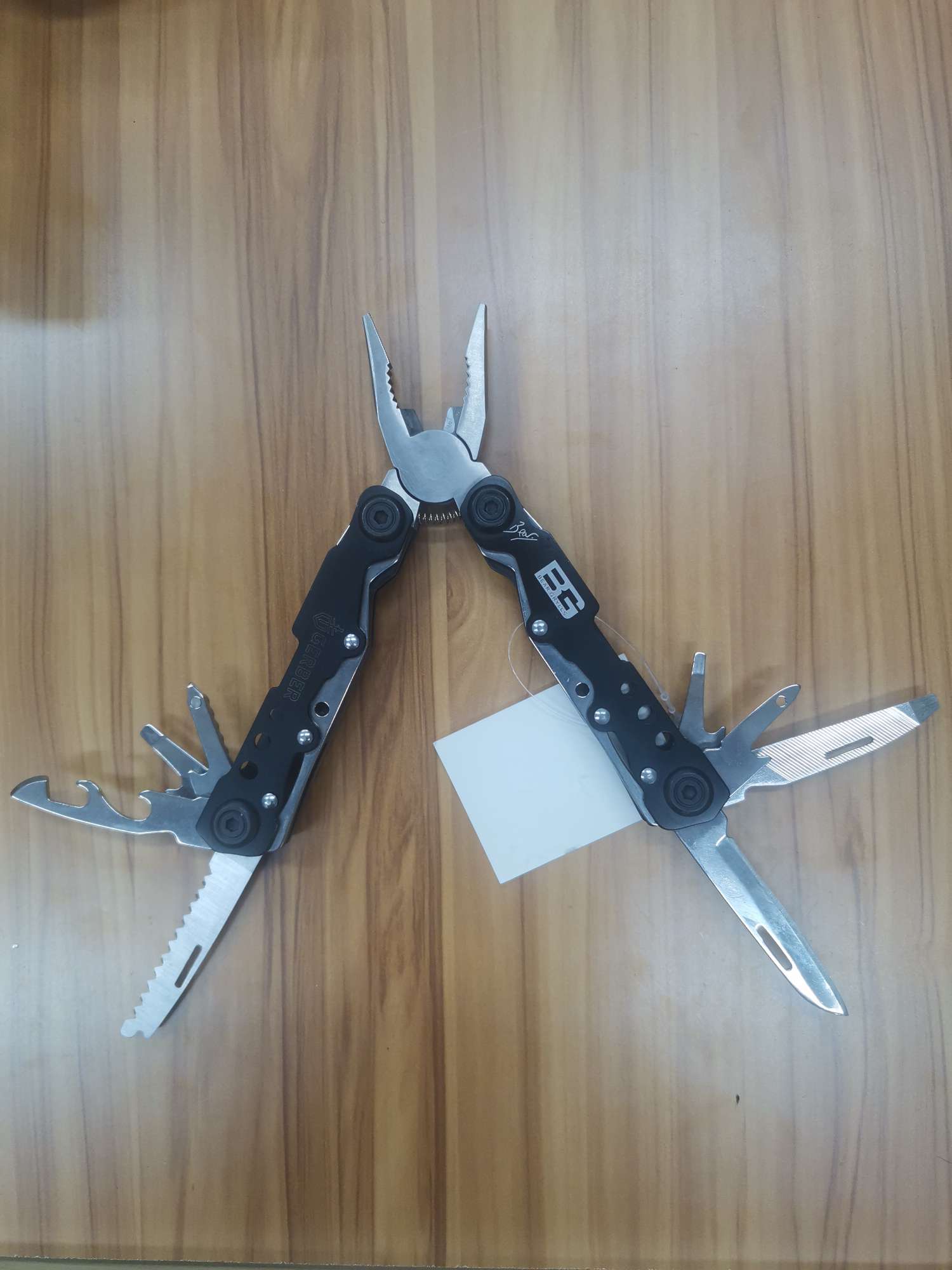 多功能黑色钳子