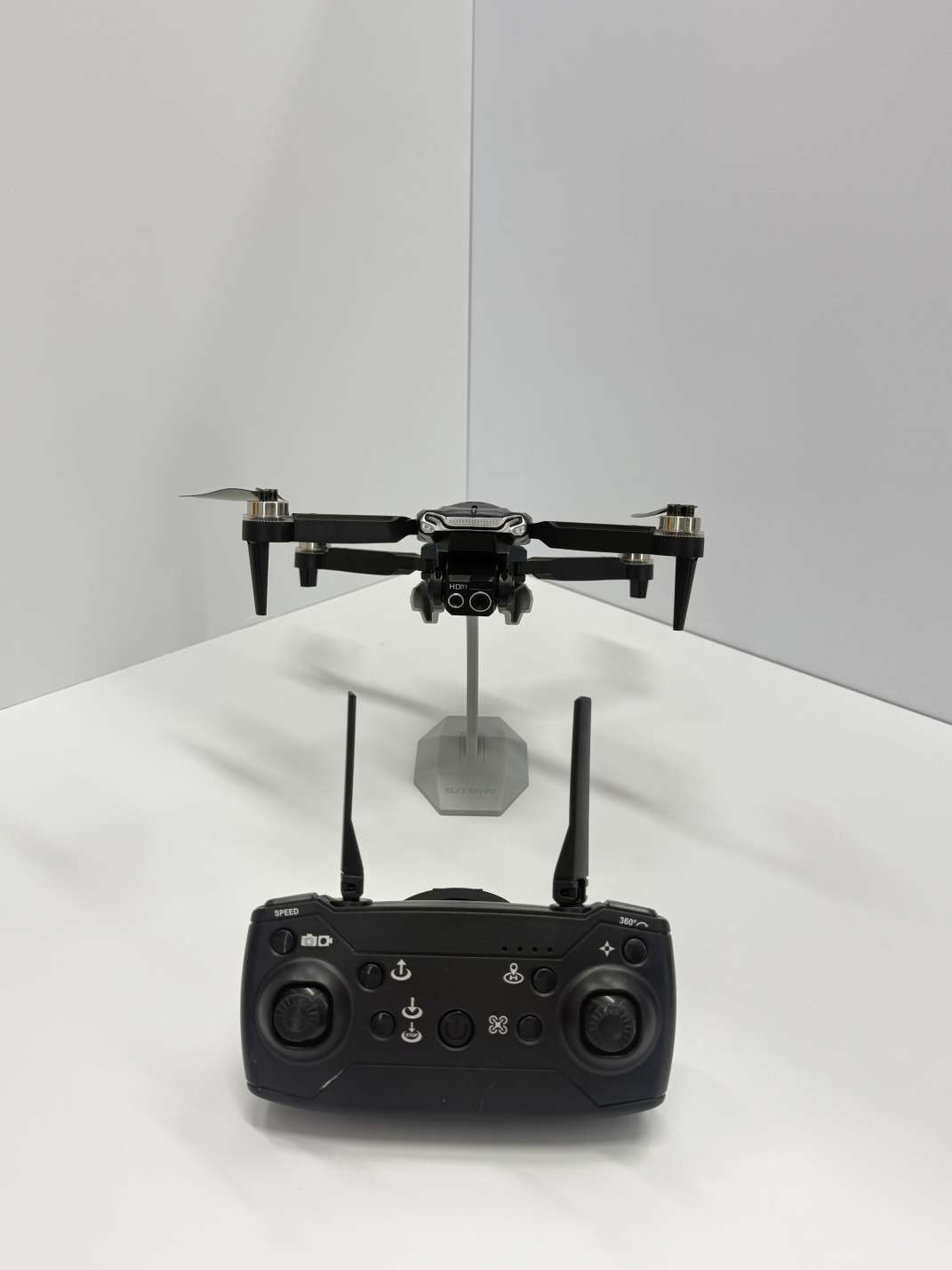 Easy-to-operate folding drone children's flying toy