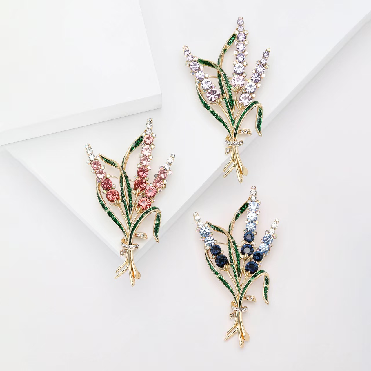 Nueva aleación de moda strass tres cabezas broche de espiga de trigo personalidad temperamento mujeres traje abrigo broche ornamento pin