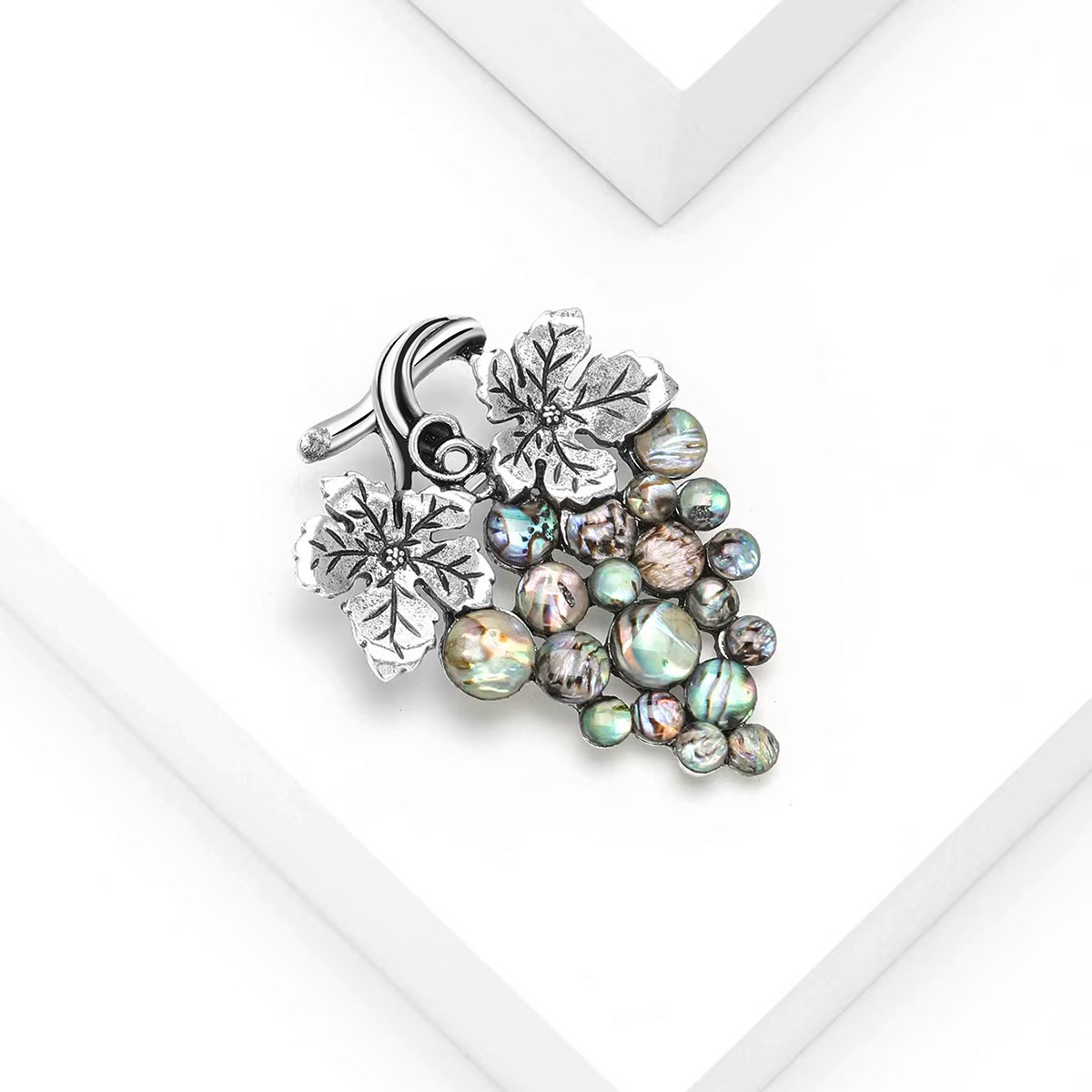 Wholesale of new fashionable and creative alloy abalone shell grape brooch accessories from the manufacturer Specification image