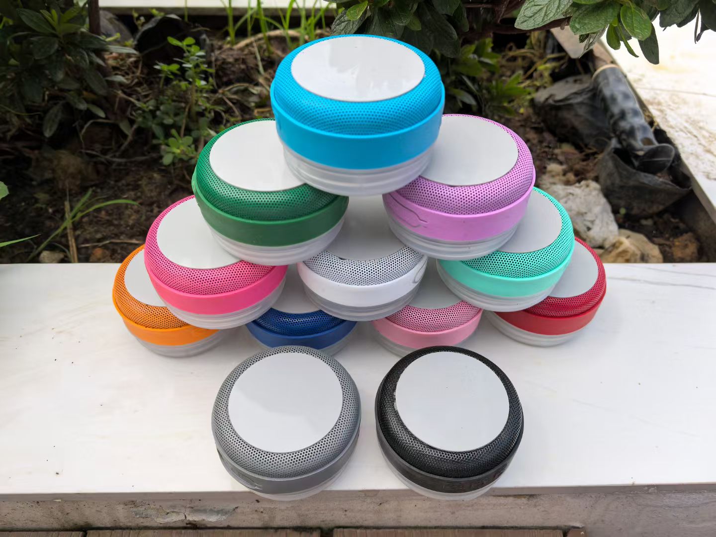 In stock, there are medium-sized beer mug speakers, car cup speakers, cooling cups, coffee cup speakers, and seven-color waterproof Bluetooth speakers. They are compact and portable pic 1