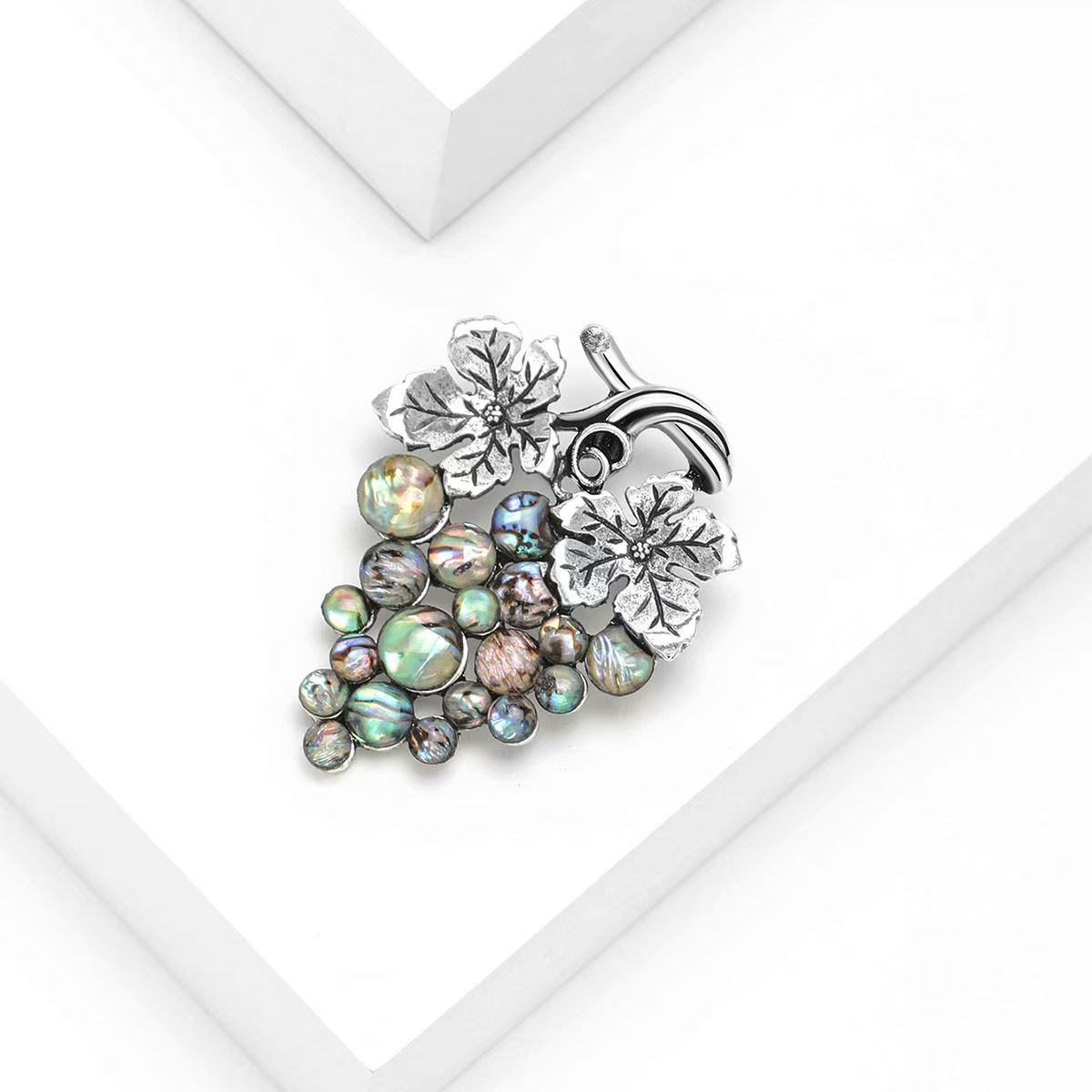 Wholesale of new fashionable and creative alloy abalone shell grape brooch accessories from the manufacturer Application Scenario