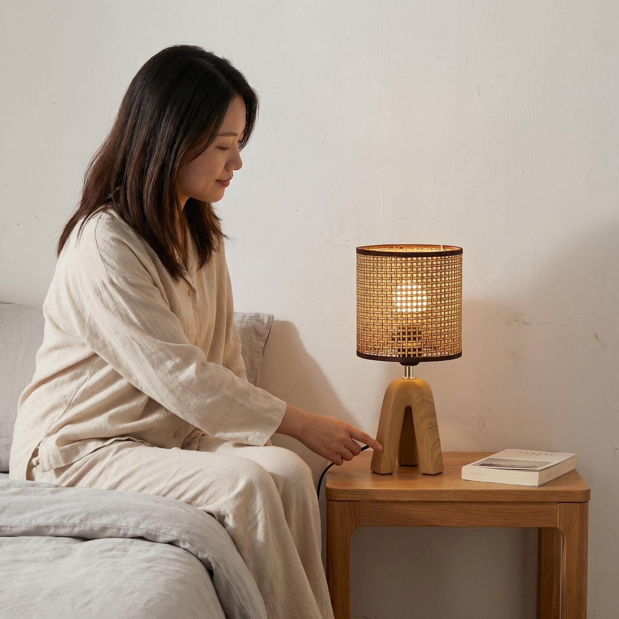 Ji Lian's new three different color imitation wood grain three-legged ceramic base woven lampshade atmosphere sunset retro table lamps details Picture