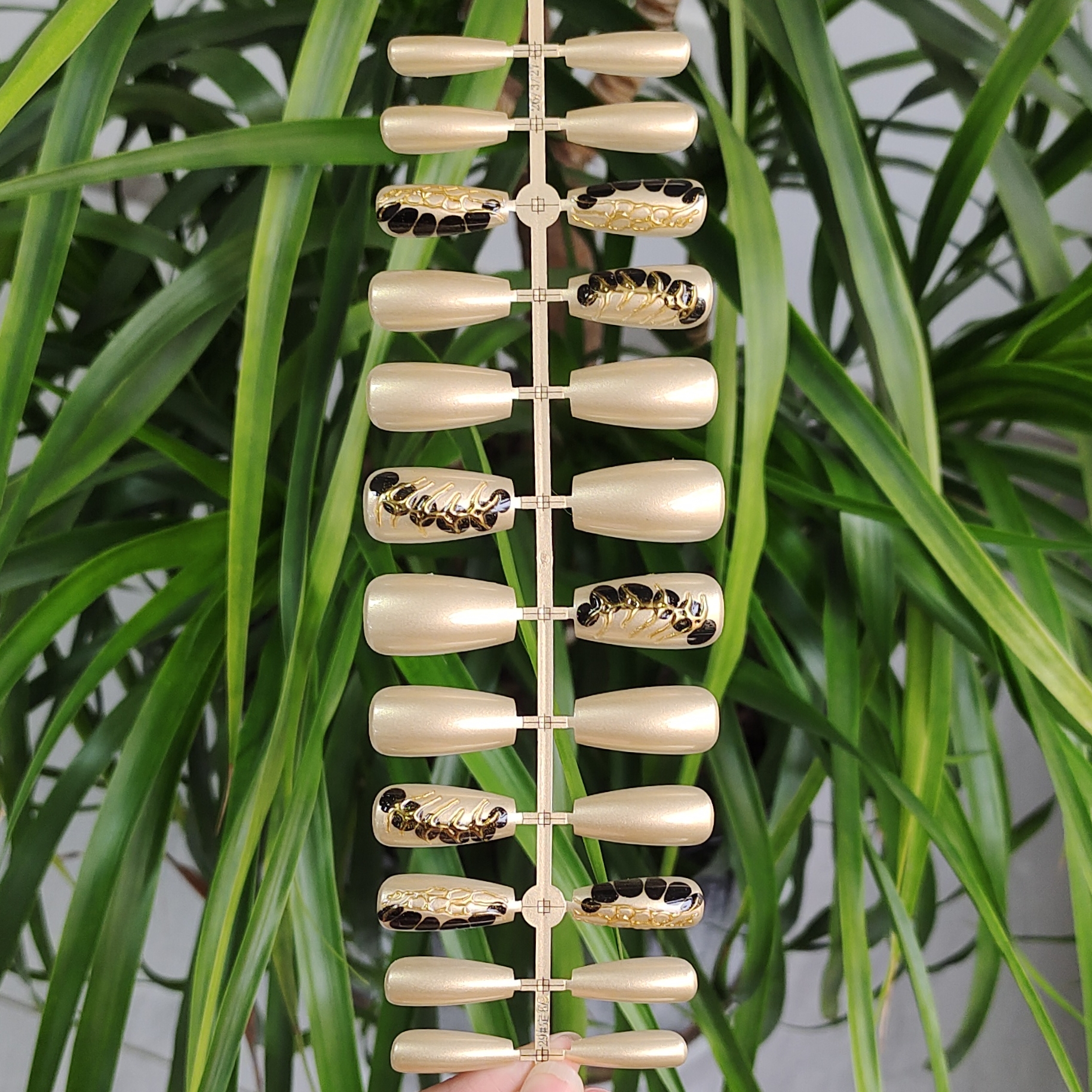 24 PCS PRESS ON NAIL TIPS MEDIUM COFFIN SHAPE 3D ADHESIVE NAILS GOLD AND BLACK COLOR  full figure
