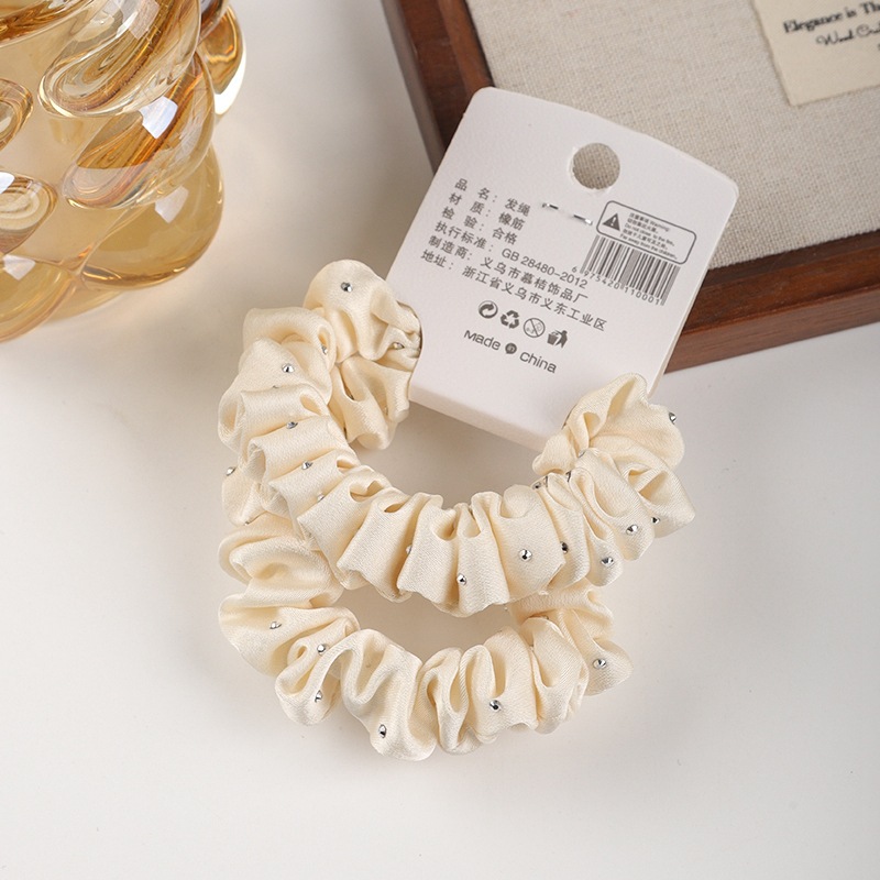 Two high-end snap-on hair ties with a hot diamond small intestine loop, a versatile fabric hair tie, and a high ponytail leather band hair accessory Application Scenario