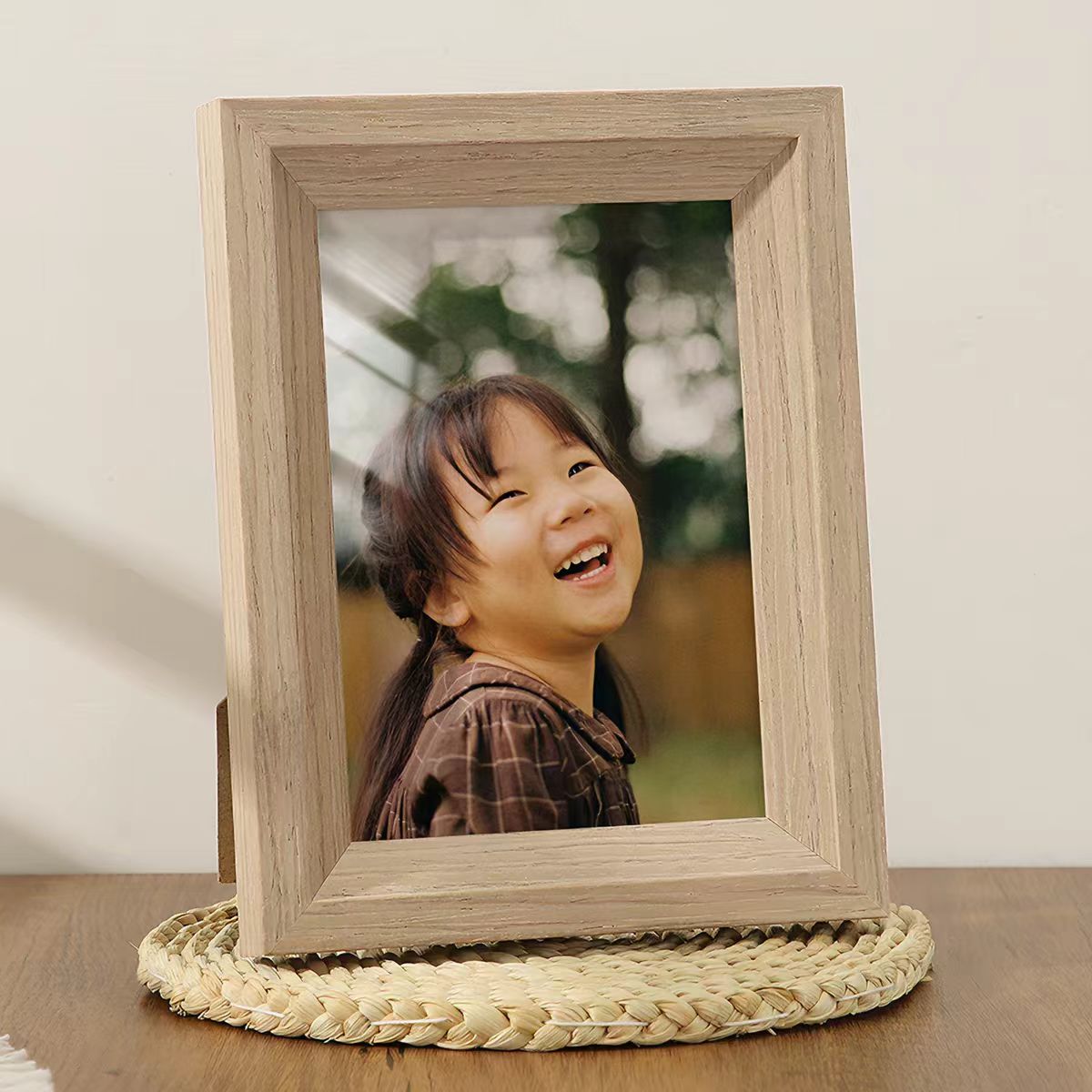The girl butterfly specimen in the photo is framed in a high-end hanging photo frame details Picture
