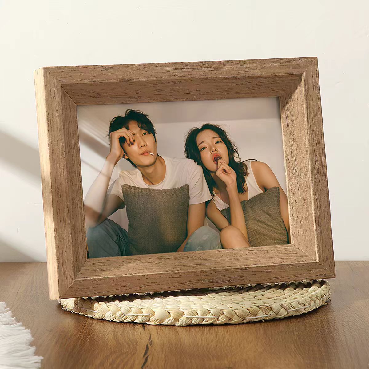 The girl butterfly specimen in the photo is framed in a high-end hanging photo frame Application Scenario