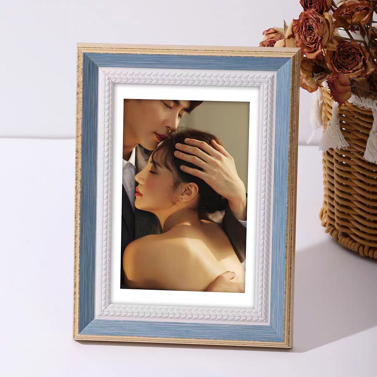 High-end hanging photo frame, urban landscape photo, butterfly specimen mounting frame Application Scenario