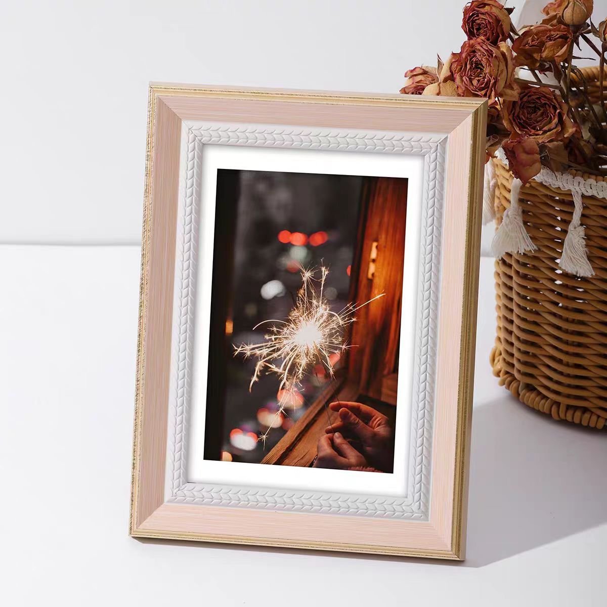 High-end hanging photo frame, urban landscape photo, butterfly specimen mounting frame details Picture
