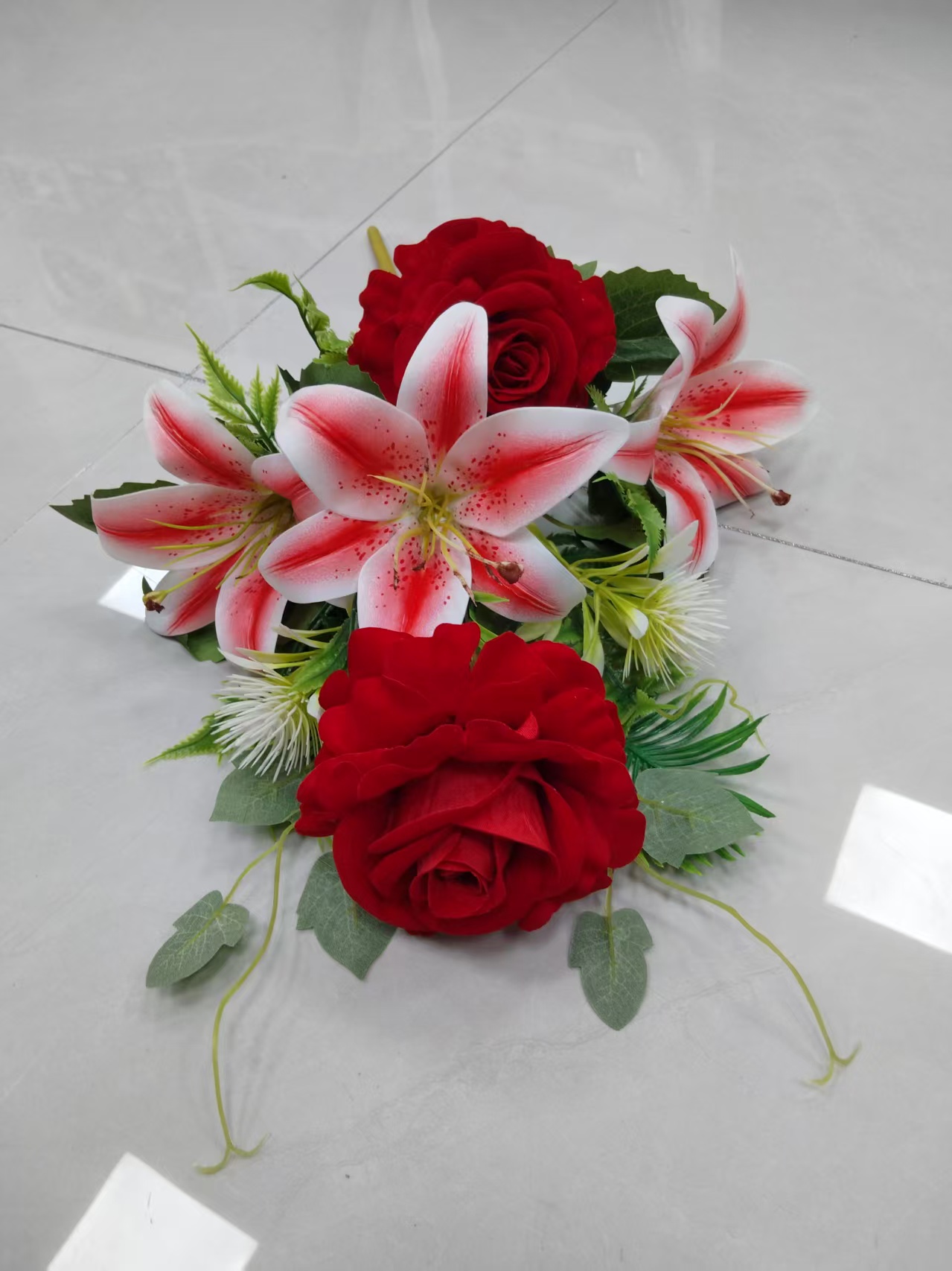 Factory direct sales of 7-head small rolled-edge wrapped rose plastic flowers, artificial flowers, silk flowers, artificial flowers, wedding indoor and outdoor DIY decorative flowers, shooting props in stock, replenished in the cabinet