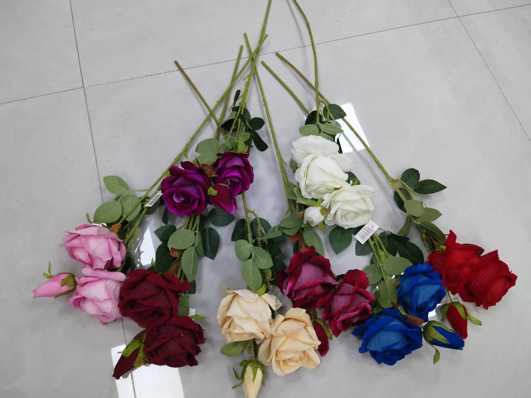 Wholesale velvet rose artificial flowers, decorative flowers, plastic flowers, artificial flowers, DIY handcrafted flowers, home decoration materials, plastic flowers, 18-head artificial flowers, white silk flowers, plastic flowers, artificial flowers, wedding DIY handcrafted flowers, artificial flowers, shooting props Item Picture