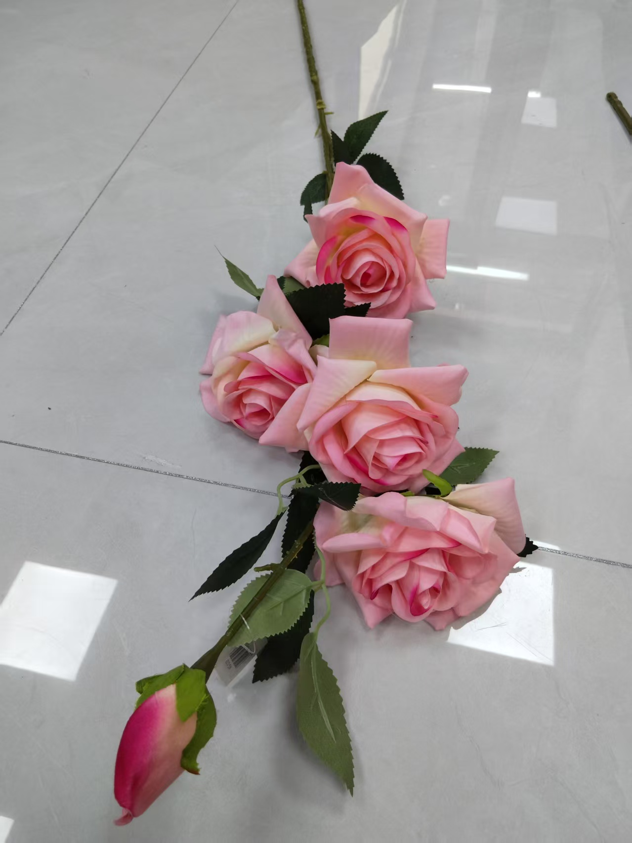 Simulated tall branch 4-flower 1-bud velvet fabric rose bouquet manufacturer, direct crown, wrapped rose, plastic flower, artificial flower, silk flower, artificial flower, wedding indoor and outdoor DIY decorative flower, shooting props, in stock, replenishing cabinet Item Picture