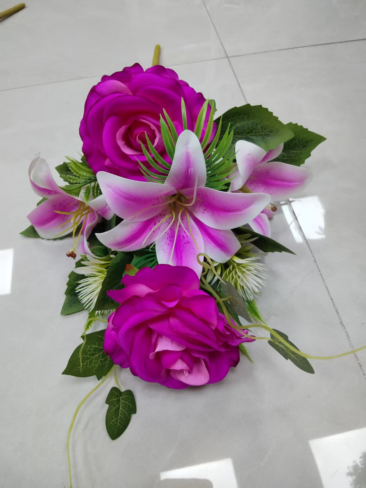 Factory direct sales of 7-head small rolled-edge wrapped rose plastic flowers, artificial flowers, silk flowers, artificial flowers, wedding indoor and outdoor DIY decorative flowers, shooting props in stock, replenished in the cabinet Specification image