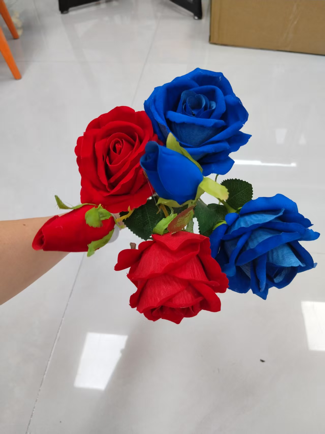 Wholesale velvet rose artificial flowers, decorative flowers, plastic flowers, artificial flowers, DIY handcrafted flowers, home decoration materials, plastic flowers, 18-head artificial flowers, white silk flowers, plastic flowers, artificial flowers, wedding DIY handcrafted flowers, artificial flowers, shooting props