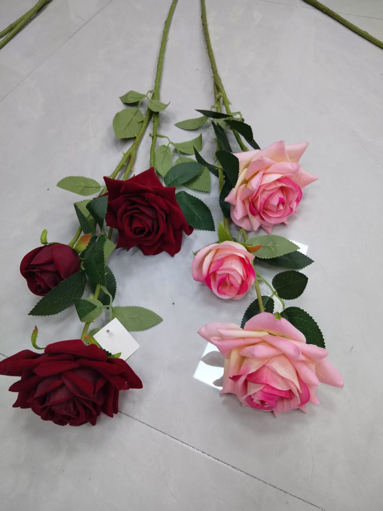 Simulated tall branches, 2 flowers, 1 bud, velvet rose bouquet manufacturer, direct crown, wrapped rose, plastic flower, artificial flower, silk flower, artificial flower, wedding indoor and outdoor DIY decorative flower, shooting props in stock, replenished in the cabinet Application Scenario