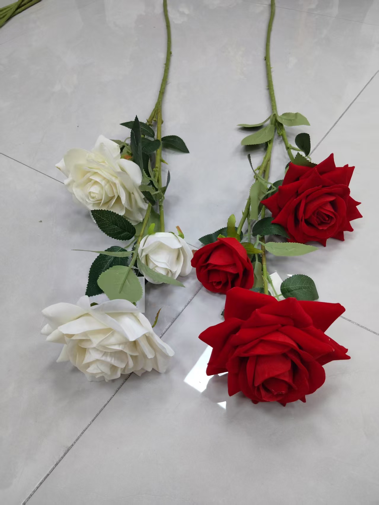 Simulated tall branches, 2 flowers, 1 bud, velvet rose bouquet manufacturer, direct crown, wrapped rose, plastic flower, artificial flower, silk flower, artificial flower, wedding indoor and outdoor DIY decorative flower, shooting props in stock, replenished in the cabinet details Picture