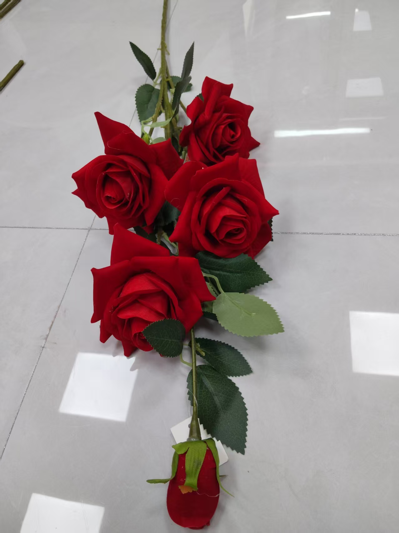Simulated tall branch 4-flower 1-bud velvet fabric rose bouquet manufacturer, direct crown, wrapped rose, plastic flower, artificial flower, silk flower, artificial flower, wedding indoor and outdoor DIY decorative flower, shooting props, in stock, replenishing cabinet Application Scenario