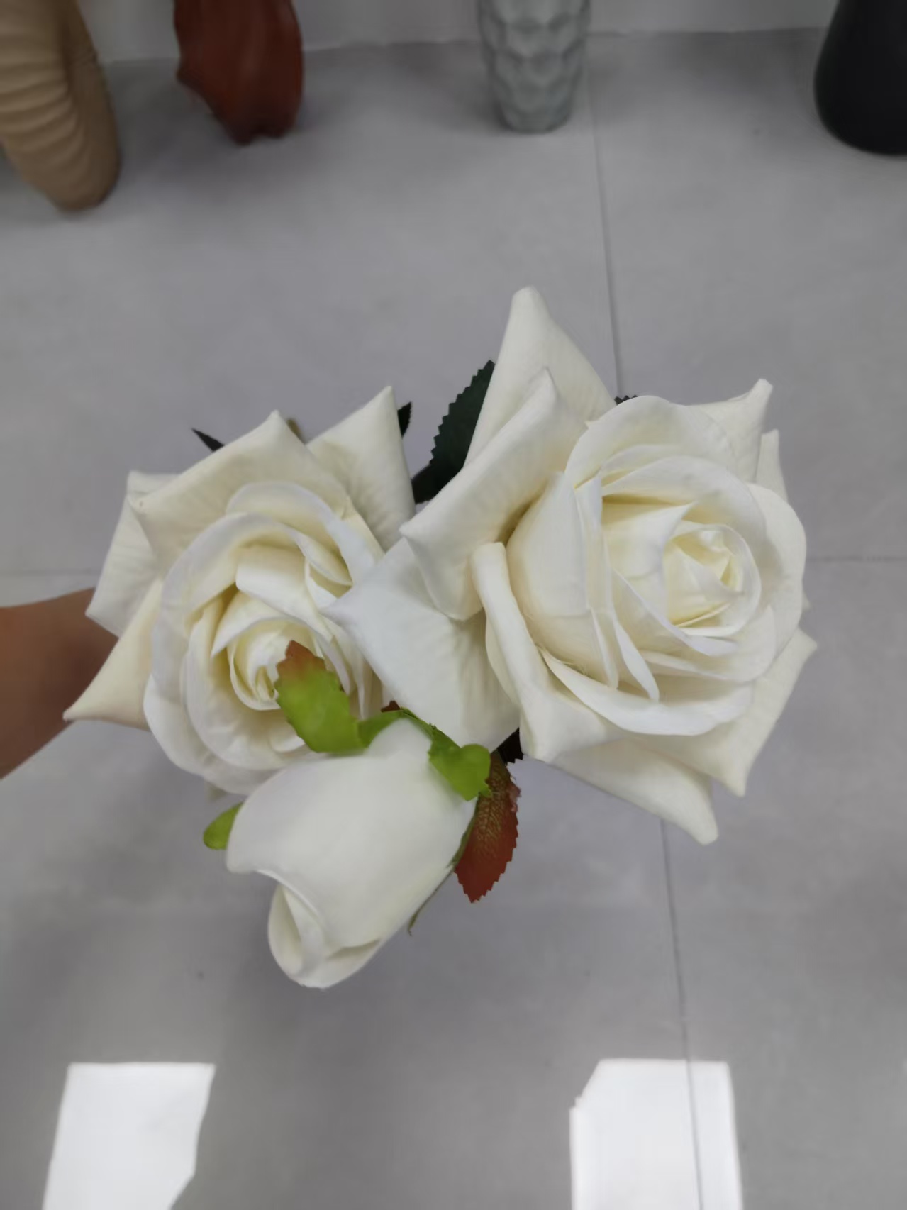 Factory direct sales of 2-flower 1-bud velvet rose bouquets, crown wrapped roses, plastic flowers, artificial flowers, silk flowers, artificial flowers, wedding indoor and outdoor DIY decorative flowers, shooting props, in stock, replenishing cabinets 112032308