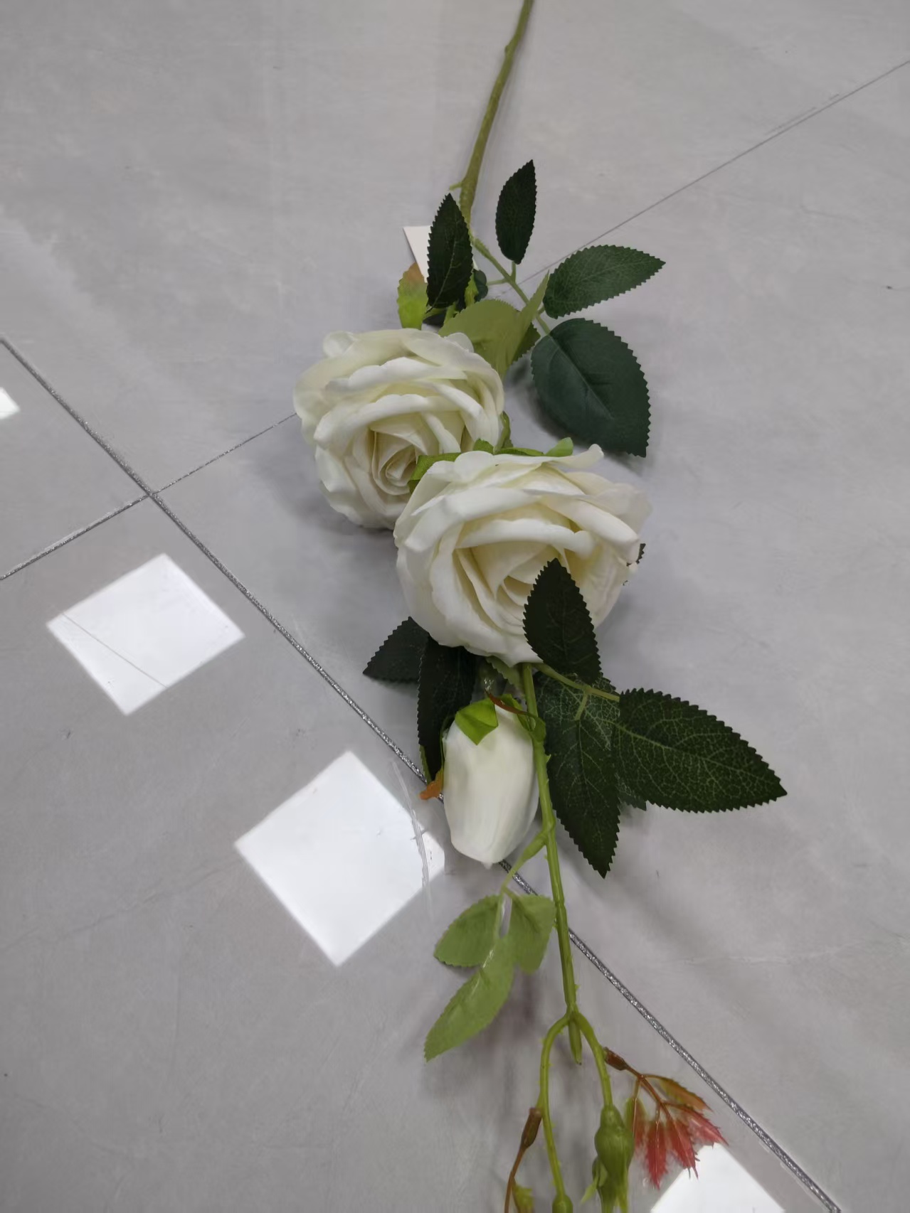 Factory direct sales of artificial high-branch 2-flower 1-bud velvet rose bouquets, luxurious wrapped roses, plastic flowers, artificial flowers, silk flowers, artificial flowers, wedding indoor and outdoor DIY decorative flowers, shooting props, in stock, replenishing cabinets 1120323 Specification image