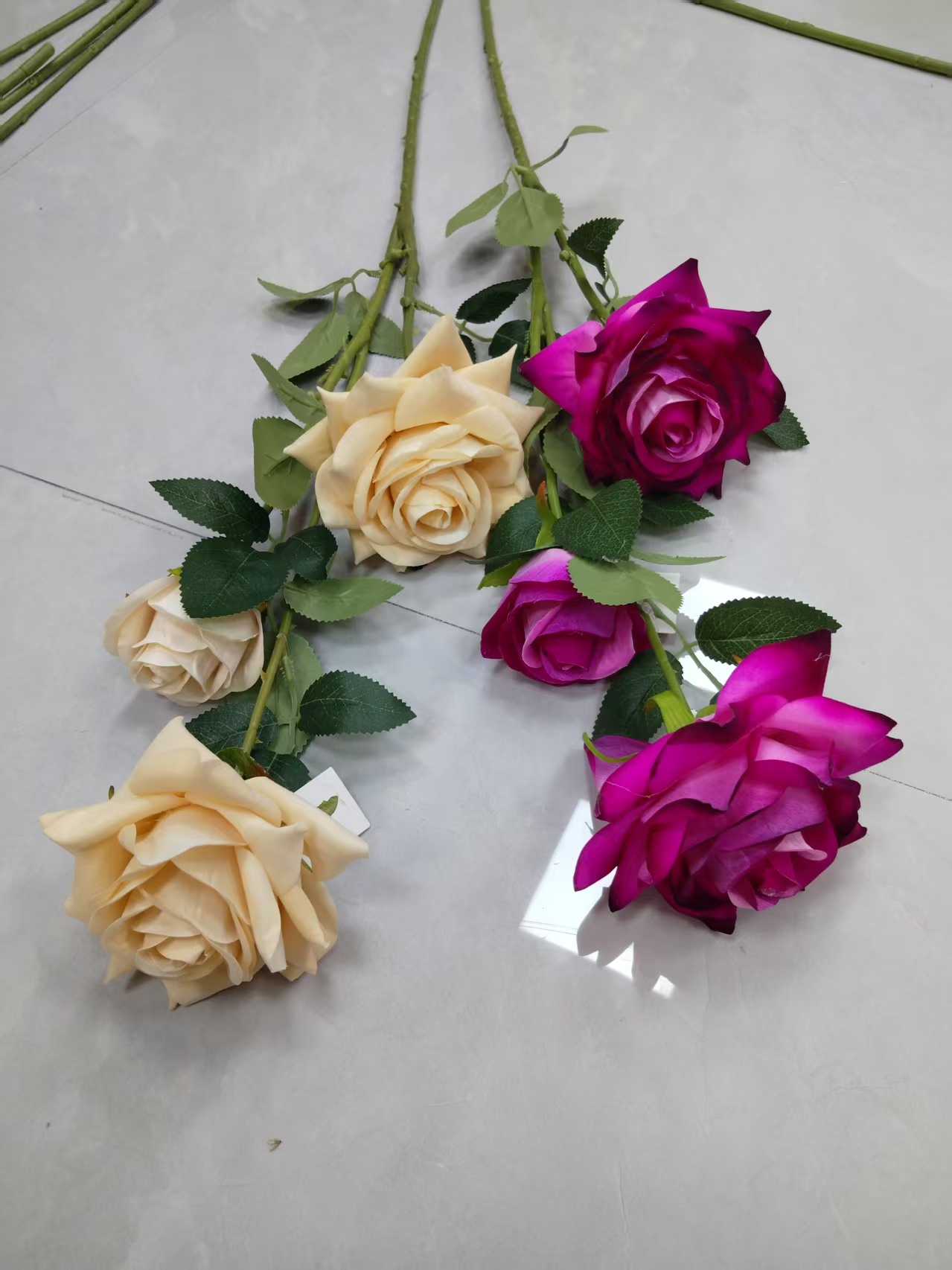 Simulated tall branches, 2 flowers, 1 bud, velvet rose bouquet manufacturer, direct crown, wrapped rose, plastic flower, artificial flower, silk flower, artificial flower, wedding indoor and outdoor DIY decorative flower, shooting props in stock, replenished in the cabinet Specification image
