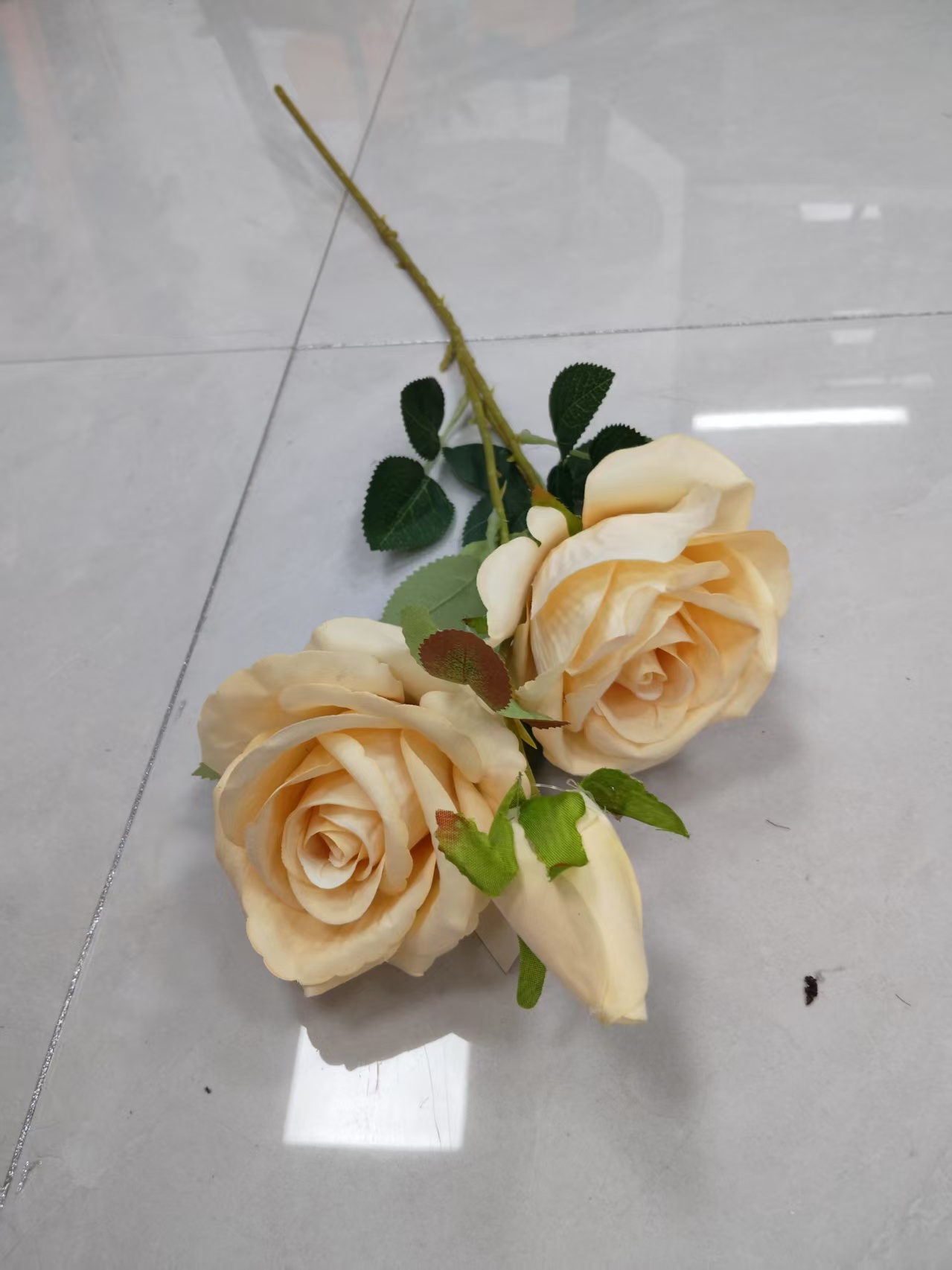Wholesale velvet rose artificial flowers, decorative flowers, plastic flowers, artificial flowers, DIY handcrafted flowers, home decoration materials, plastic flowers, 18-head artificial flowers, white silk flowers, plastic flowers, artificial flowers, wedding DIY handcrafted flowers, artificial flowers, shooting props Specification image