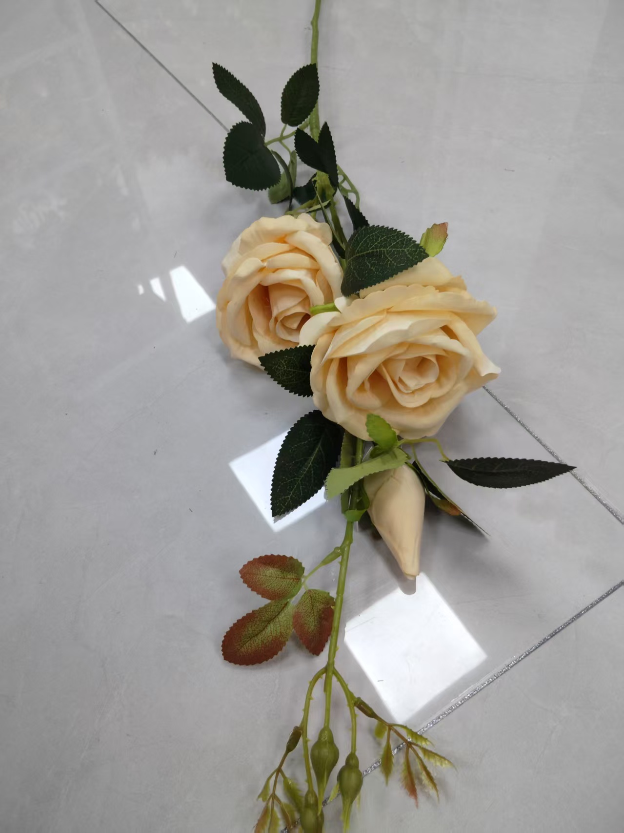 Factory direct sales of artificial high-branch 2-flower 1-bud velvet rose bouquets, luxurious wrapped roses, plastic flowers, artificial flowers, silk flowers, artificial flowers, wedding indoor and outdoor DIY decorative flowers, shooting props, in stock, replenishing cabinets 1120323 Item Picture