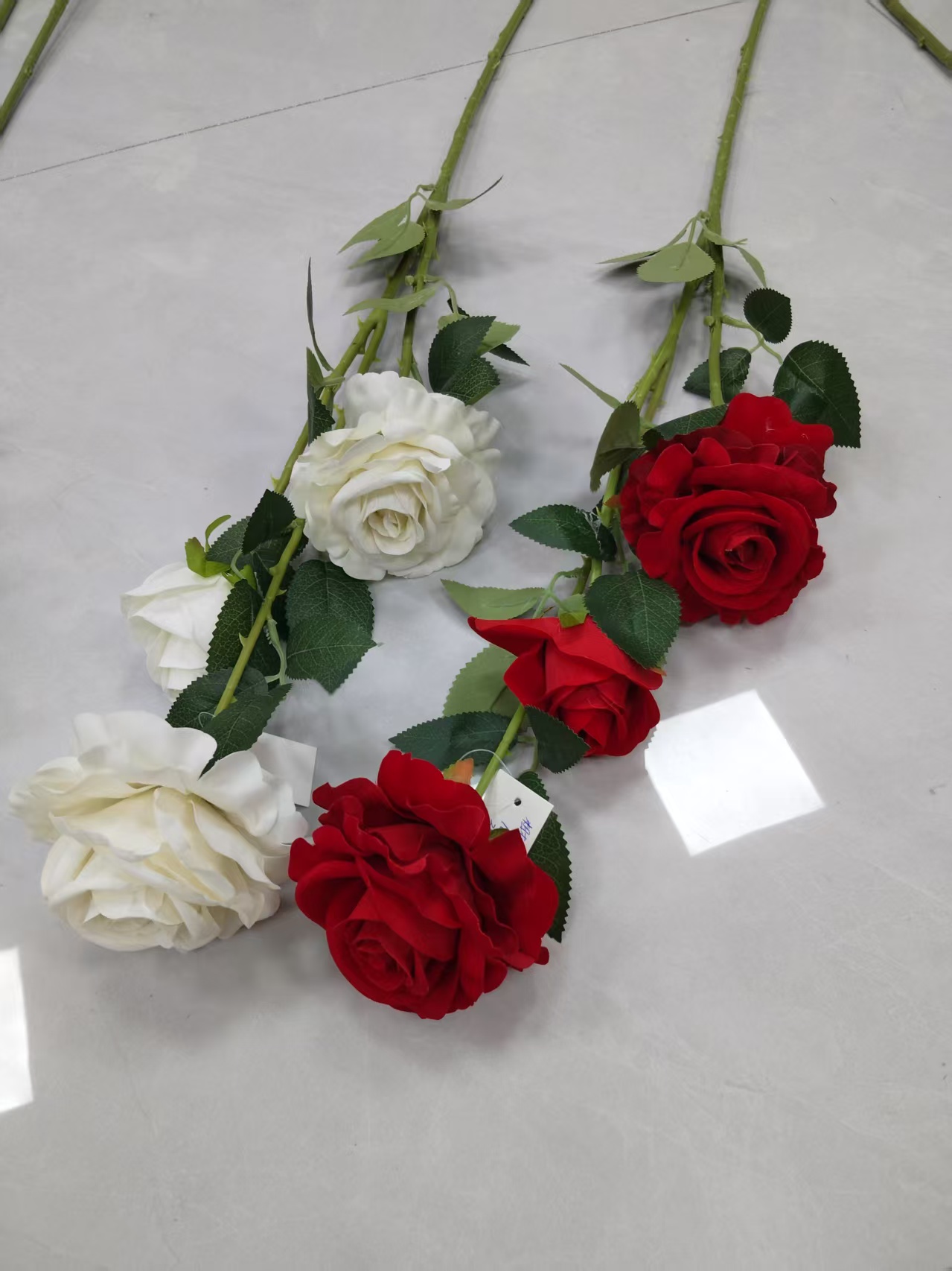 Factory direct sales of artificial high-branch 2-flower 1-bud velvet rose bouquets, luxurious wrapped roses, plastic flowers, artificial flowers, silk flowers, artificial flowers, wedding indoor and outdoor DIY decorative flowers, shooting props, in stock, replenishing the cabinet